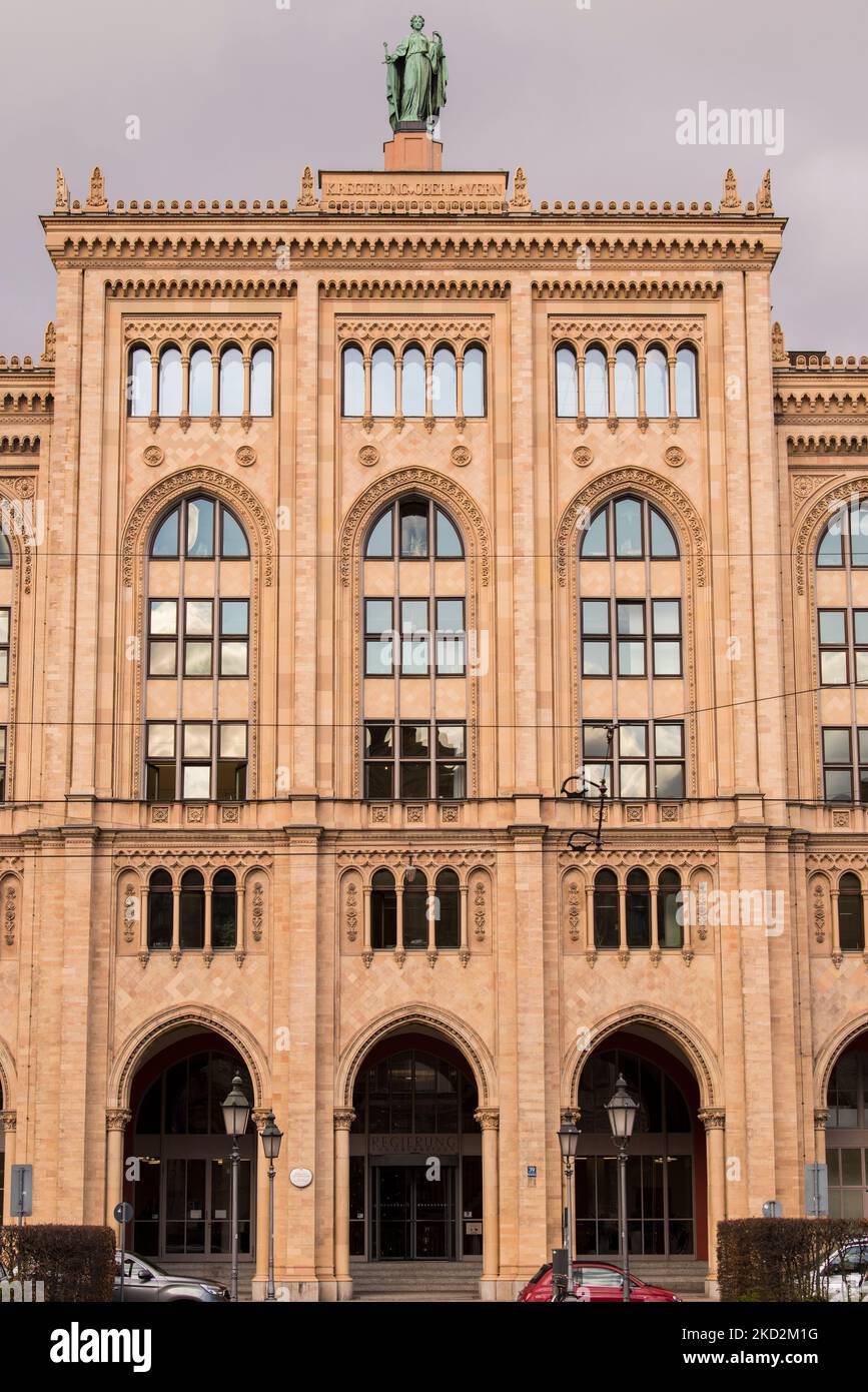 München, Deutschland - Dezember 20,2021: Blick auf die Bauarchitektur der Bezirksregierung von Oberbayern. Stockfoto