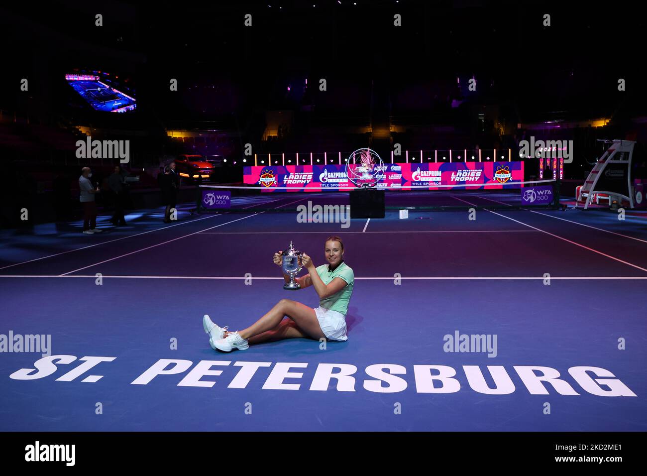 Anet Kontaveit feiert ihren Sieg mit dem St. Petersburger Ladies Trophies 2022 Cup, nachdem sie Maria Sakkari im Finale besiegt hat. Sankt Petersburg, Russland. 13. Februar 2022 (Foto von Valya Egorshin/NurPhoto) Stockfoto