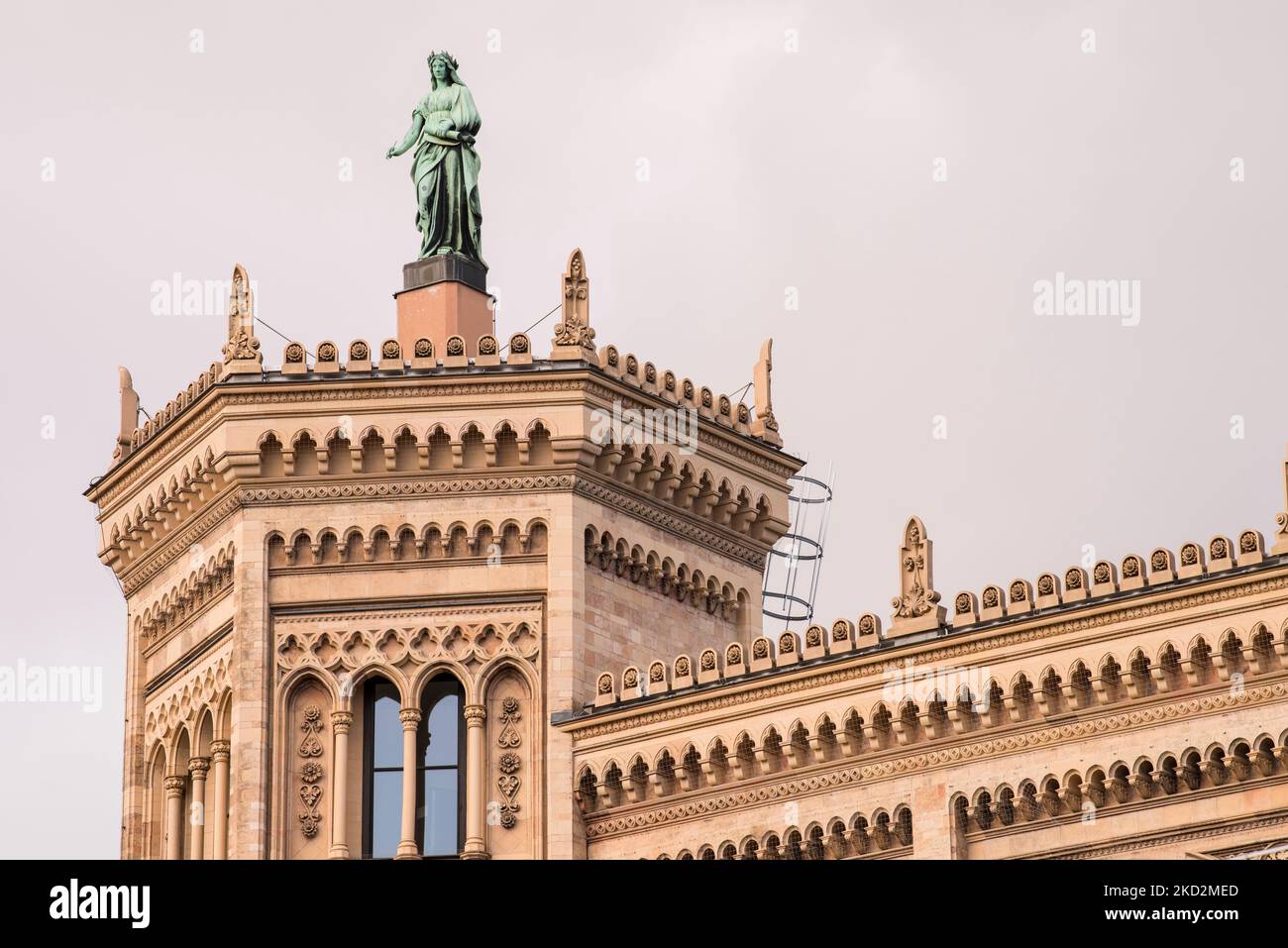 München, Deutschland - Dezember 20,2021: Blick auf die Bauarchitektur der Bezirksregierung von Oberbayern. Stockfoto