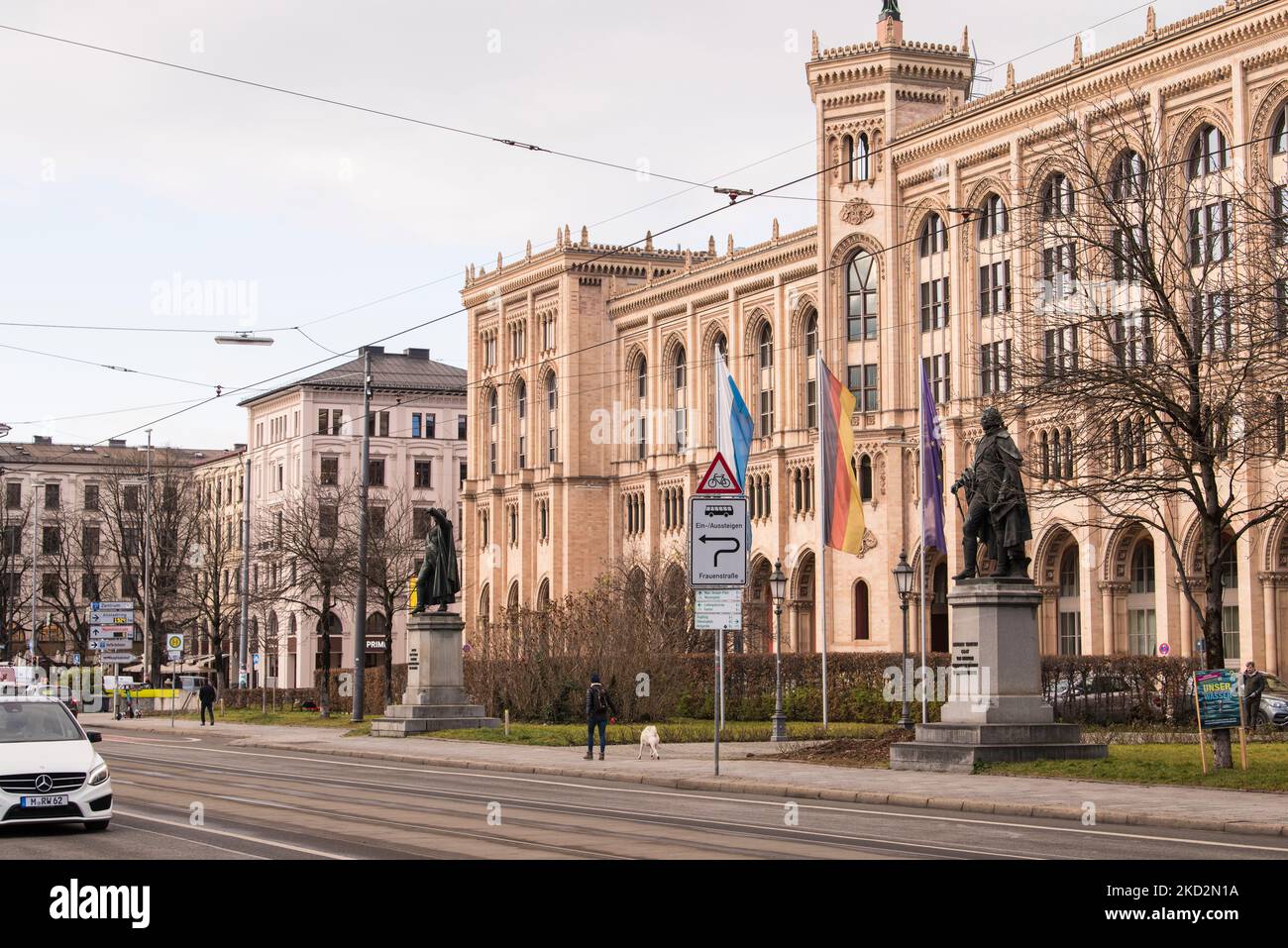 München, Deutschland - Dezember 20,2021: Blick auf die Bauarchitektur der Bezirksregierung von Oberbayern. Stockfoto