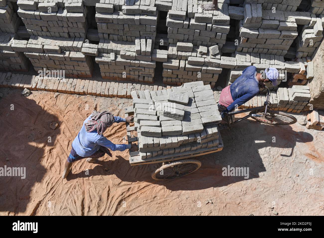 Arbeiter, die am 14. Februar 2022 in einem Ziegelfeld in Bhola, Bangladesch, arbeiten. (Foto von Zabed Hasnain Chowdhury/NurPhoto) Stockfoto