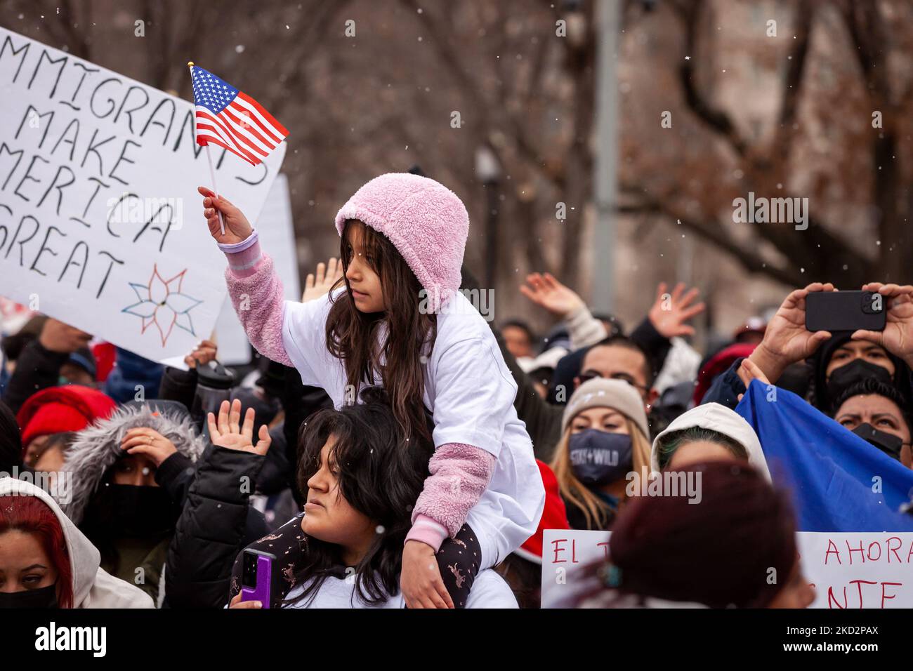 Ein junges Mädchen schwingt eine kleine amerikanische Flagge, während es während einer Kundgebung ohne Einwanderer im Weißen Haus auf jemandes Schultern sitzt. Die Kundgebung ist Teil eines landesweiten Aktionstages und Protestes, an dem die Organisatoren Einwanderer aufgefordert haben, nicht zu arbeiten und zur Schule zu gehen oder Geld auszugeben. Ihr Ziel ist es, zu demonstrieren, wie stark die USA von Einwanderern abhängig sind, und Druck auf die Regierung und den Kongress von Biden auszuüben, um einen Weg zu einem dauerhaften Aufenthalt und einer Staatsbürgerschaft für die 11 Millionen undokumentierten Arbeiter in den Vereinigten Staaten zu schaffen. (Foto von Allison Bailey/NurPhoto) Stockfoto