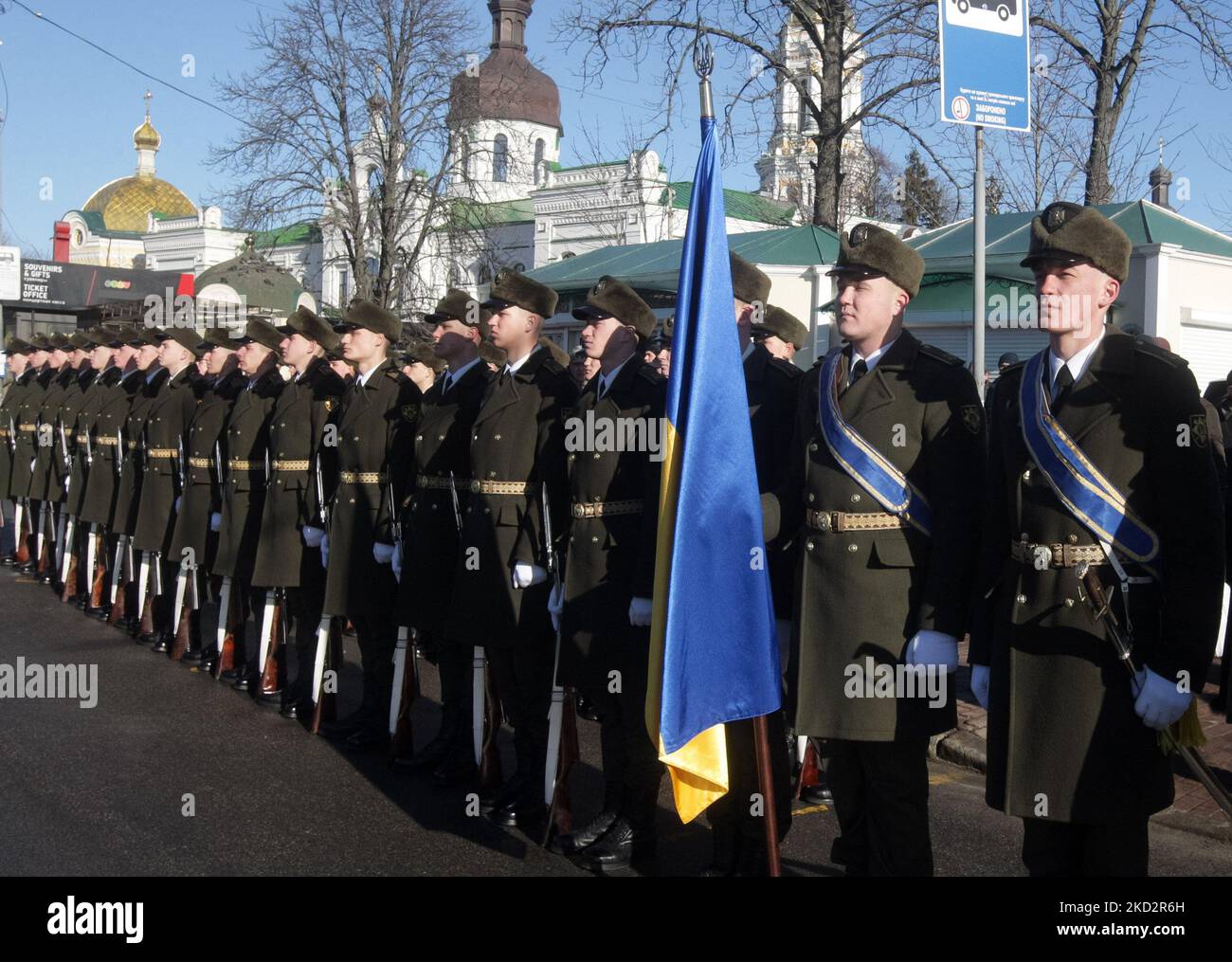 Ukrainische Militärangehörende nehmen an einer Zeremonie in einem Denkmal für Soldaten Teil, die in den Jahren 1979 bis 1989, am 15. Februar 2022, anlässlich des Jahrestages des Abzugs der sowjetischen Truppen aus Afghanistan, im ukrainischen Kiew getötet wurden. Jedes Jahr am 15. Februar begehen wir in der Ukraine den Tag der Ehrung der Teilnehmer von Kampfhandlungen auf dem Territorium anderer Staaten. Rund 3 360 ukrainische Soldaten wurden im Krieg in Afghanistan getötet. (Foto von STR/NurPhoto) Stockfoto