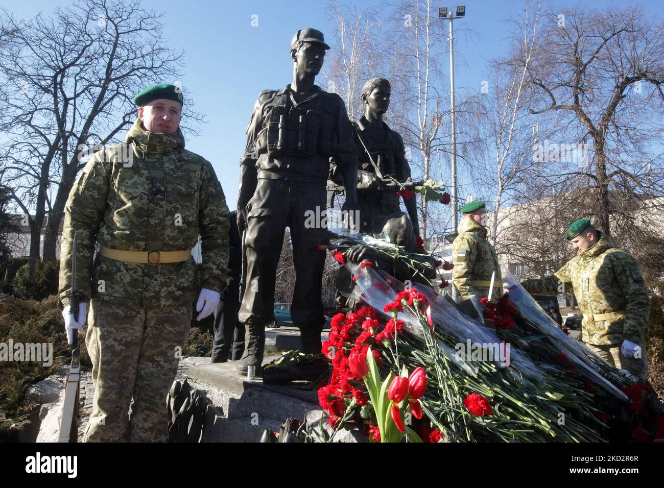 Ukrainer legen in Kiew, Ukraine, am 15. Februar 2022, Blumen an ein Denkmal für Soldaten, die im Afghanistan-Krieg in den Jahren 1979 bis 1989, am Jahrestag des Rückzugs der sowjetischen Truppen aus Afghanistan, getötet wurden. Jedes Jahr am 15. Februar begehen wir in der Ukraine den Tag der Ehrung der Teilnehmer von Kampfhandlungen auf dem Territorium anderer Staaten. Rund 3 360 ukrainische Soldaten wurden im Krieg in Afghanistan getötet. (Foto von STR/NurPhoto) Stockfoto