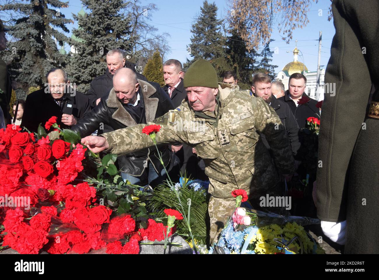 Ukrainer legen in Kiew, Ukraine, am 15. Februar 2022, Blumen an ein Denkmal für Soldaten, die im Afghanistan-Krieg in den Jahren 1979 bis 1989, am Jahrestag des Rückzugs der sowjetischen Truppen aus Afghanistan, getötet wurden. Jedes Jahr am 15. Februar begehen wir in der Ukraine den Tag der Ehrung der Teilnehmer von Kampfhandlungen auf dem Territorium anderer Staaten. Rund 3 360 ukrainische Soldaten wurden im Krieg in Afghanistan getötet. (Foto von STR/NurPhoto) Stockfoto