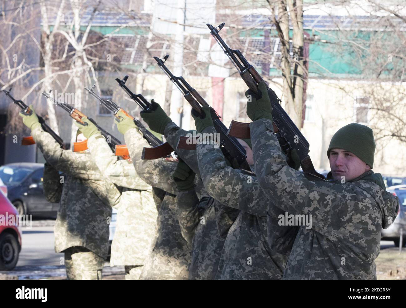 Ukrainische Militärangehörende nehmen an einer Zeremonie in einem Denkmal für Soldaten Teil, die in den Jahren 1979 bis 1989, am 15. Februar 2022, anlässlich des Jahrestages des Abzugs der sowjetischen Truppen aus Afghanistan, im ukrainischen Kiew getötet wurden. Jedes Jahr am 15. Februar begehen wir in der Ukraine den Tag der Ehrung der Teilnehmer von Kampfhandlungen auf dem Territorium anderer Staaten. Rund 3 360 ukrainische Soldaten wurden im Krieg in Afghanistan getötet. (Foto von STR/NurPhoto) Stockfoto