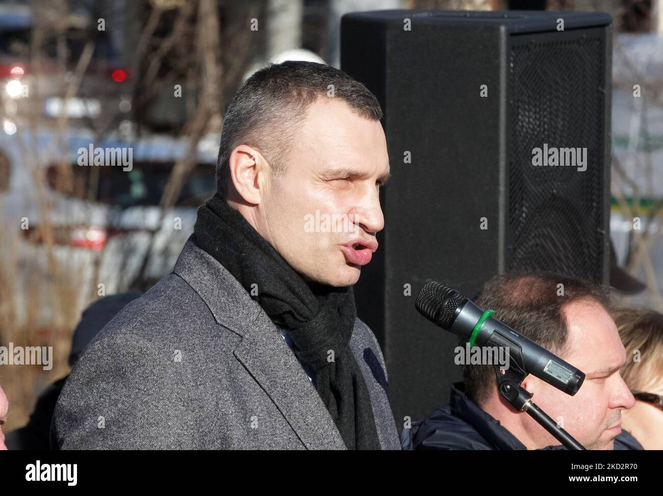 Der Bürgermeister von Kiew, Vitali Klitschko, spricht vor einem Denkmal für Soldaten, die in den Jahren 1979 bis 1989, am Jahrestag des Abzugs der sowjetischen Truppen aus Afghanistan, in Kiew, Ukraine, am 15. Februar 2022, getötet wurden. Jedes Jahr am 15. Februar begehen wir in der Ukraine den Tag der Ehrung der Teilnehmer von Kampfhandlungen auf dem Territorium anderer Staaten. Rund 3 360 ukrainische Soldaten wurden im Krieg in Afghanistan getötet. (Foto von STR/NurPhoto) Stockfoto