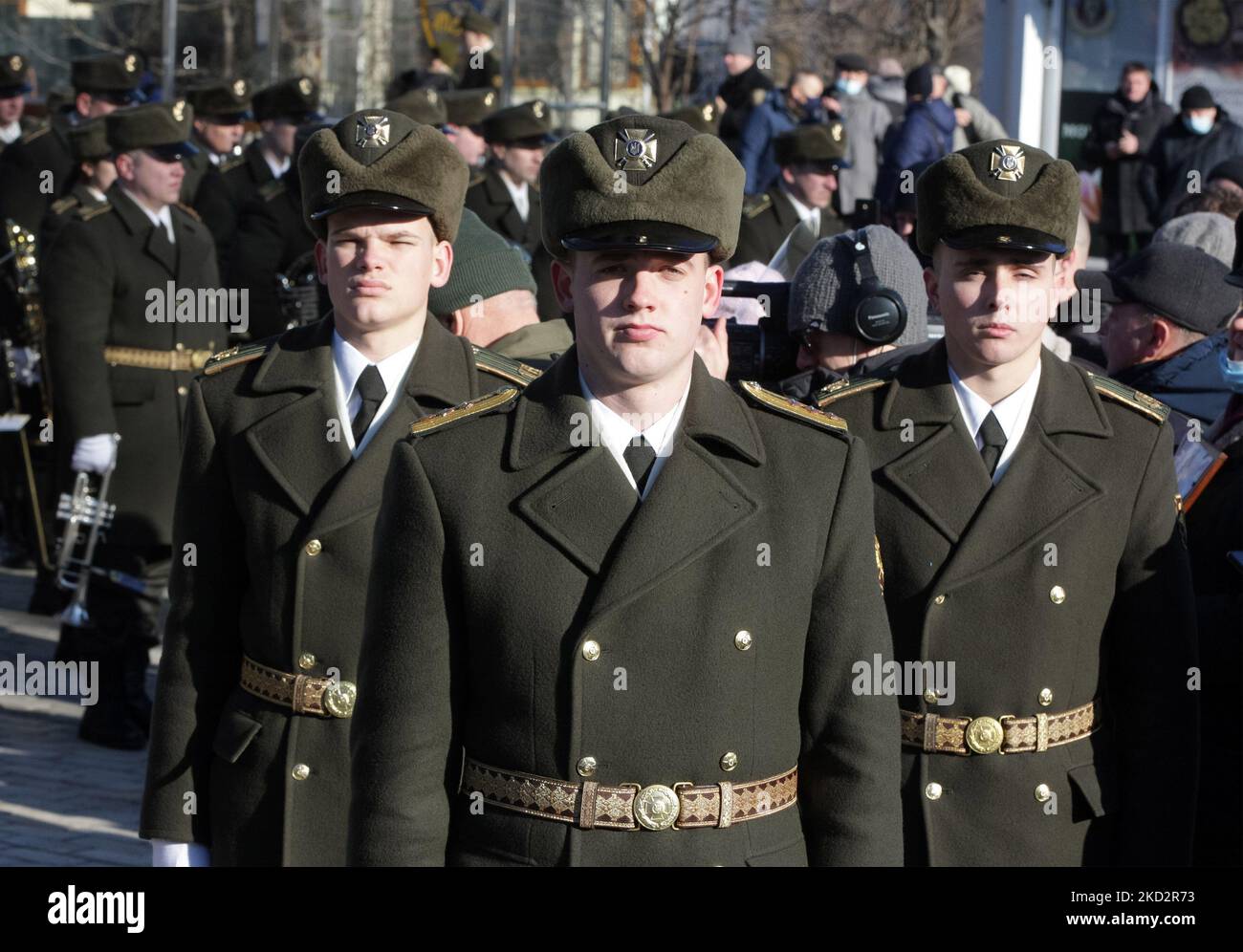 Ukrainische Militärangehörende nehmen an einer Zeremonie in einem Denkmal für Soldaten Teil, die in den Jahren 1979 bis 1989, am 15. Februar 2022, anlässlich des Jahrestages des Abzugs der sowjetischen Truppen aus Afghanistan, im ukrainischen Kiew getötet wurden. Jedes Jahr am 15. Februar begehen wir in der Ukraine den Tag der Ehrung der Teilnehmer von Kampfhandlungen auf dem Territorium anderer Staaten. Rund 3 360 ukrainische Soldaten wurden im Krieg in Afghanistan getötet. (Foto von STR/NurPhoto) Stockfoto