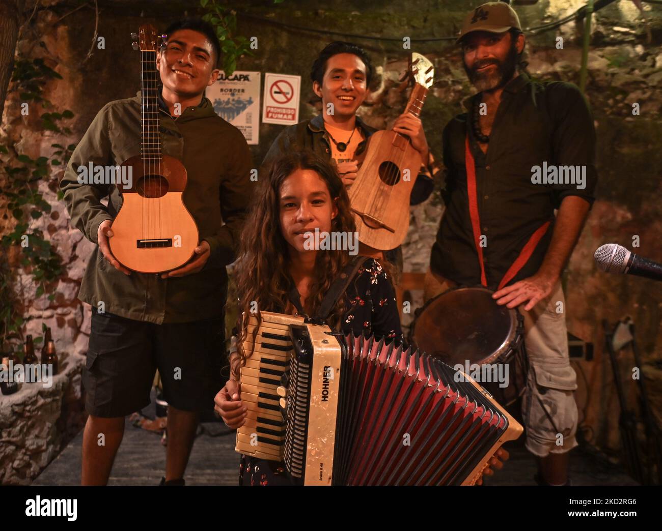 Die Band Son Malora tritt am Valentinstag in der El Cardenal Cantina in Merida auf. Son Malora, ein unabhängiges Musikprojekt, das im Oktober 2016 in Chicxulub Puerto, Yucatan, geboren wurde, vereint den Einfluss jedes der vier Mitglieder, die verschiedene Musikgenres vertreten. Am Montag, den 14. Februar 2022, in Merida, Yucatan, Mexiko. (Foto von Artur Widak/NurPhoto) Stockfoto