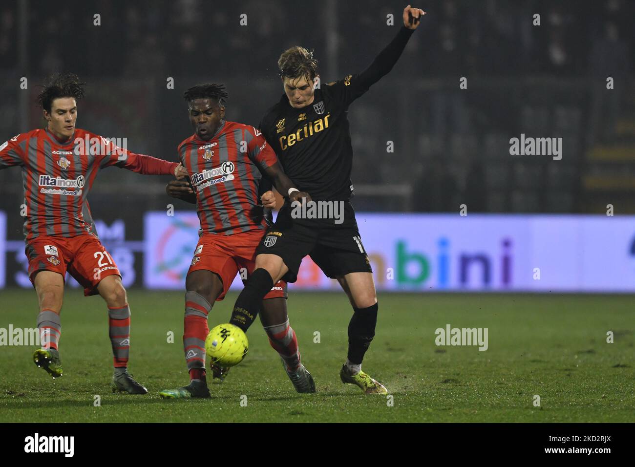 Caleb Okoli (Cremonese) und Adrian Benedyczak (Parma) während des Spiels der italienischen Fußball-Serie B US Cremonese gegen Parma Calcio am 15. Februar 2022 im Stadio Giovanni Zini in Cremona, Italien (Foto: Alessio Tarpini/LiveMedia/NurPhoto) Stockfoto