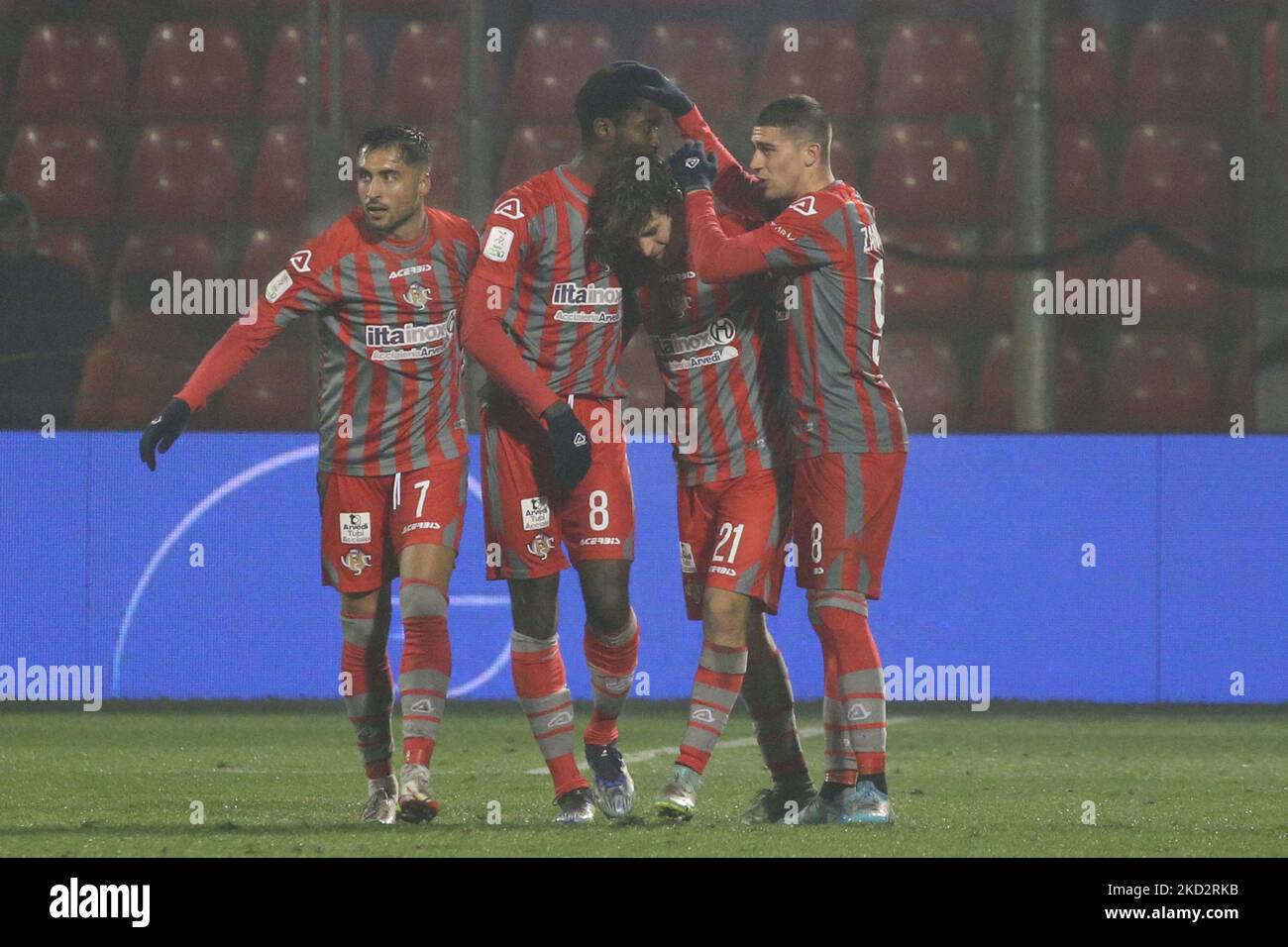 Diomande Yann Gondo von US CREMONESE feiert, nachdem er mit seinen Teamkollegen beim Spiel der Serie B zwischen US Cremonese und Parma Calcio am 15. Februar 2022 in Giovanni Zini in Cremona, Italien, ein Tor erzielt hat. (Foto von Luca Amedeo Bizzarri/LiveMedia/NurPhoto) Stockfoto