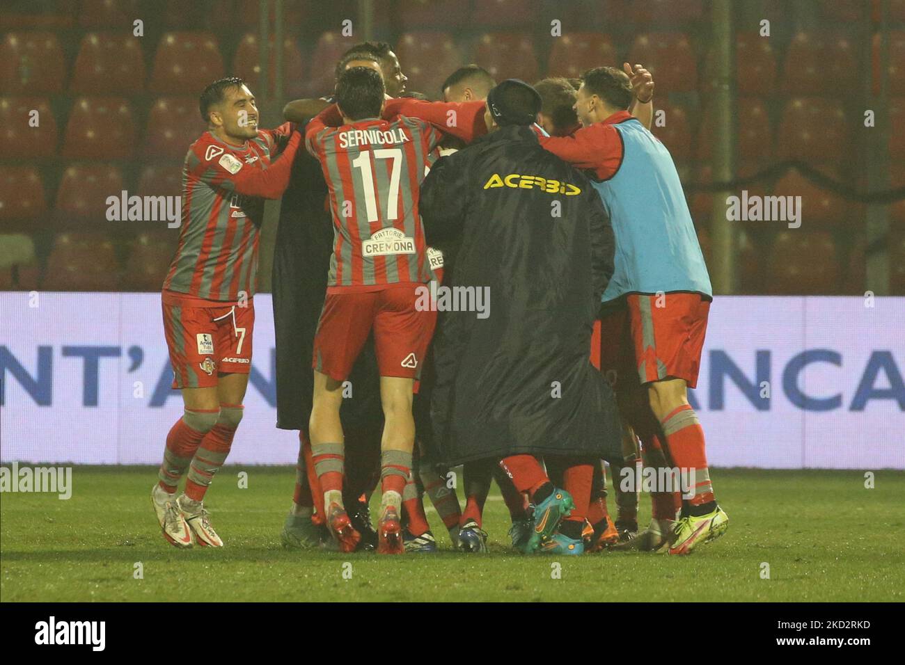 Diomande Yann Gondo von US CREMONESE feiert, nachdem er mit seinen Teamkollegen beim Spiel der Serie B zwischen US Cremonese und Parma Calcio am 15. Februar 2022 in Giovanni Zini in Cremona, Italien, ein Tor erzielt hat. (Foto von Luca Amedeo Bizzarri/LiveMedia/NurPhoto) Stockfoto