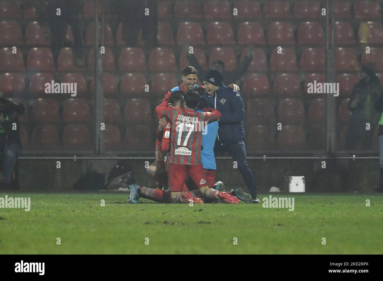 cremonese feiert das dritte Tor beim Spiel der italienischen Fußball-Serie B US Cremonese gegen Parma Calcio am 15. Februar 2022 im Stadio Giovanni Zini in Cremona, Italien (Foto: Alessio Tarpini/LiveMedia/NurPhoto) Stockfoto