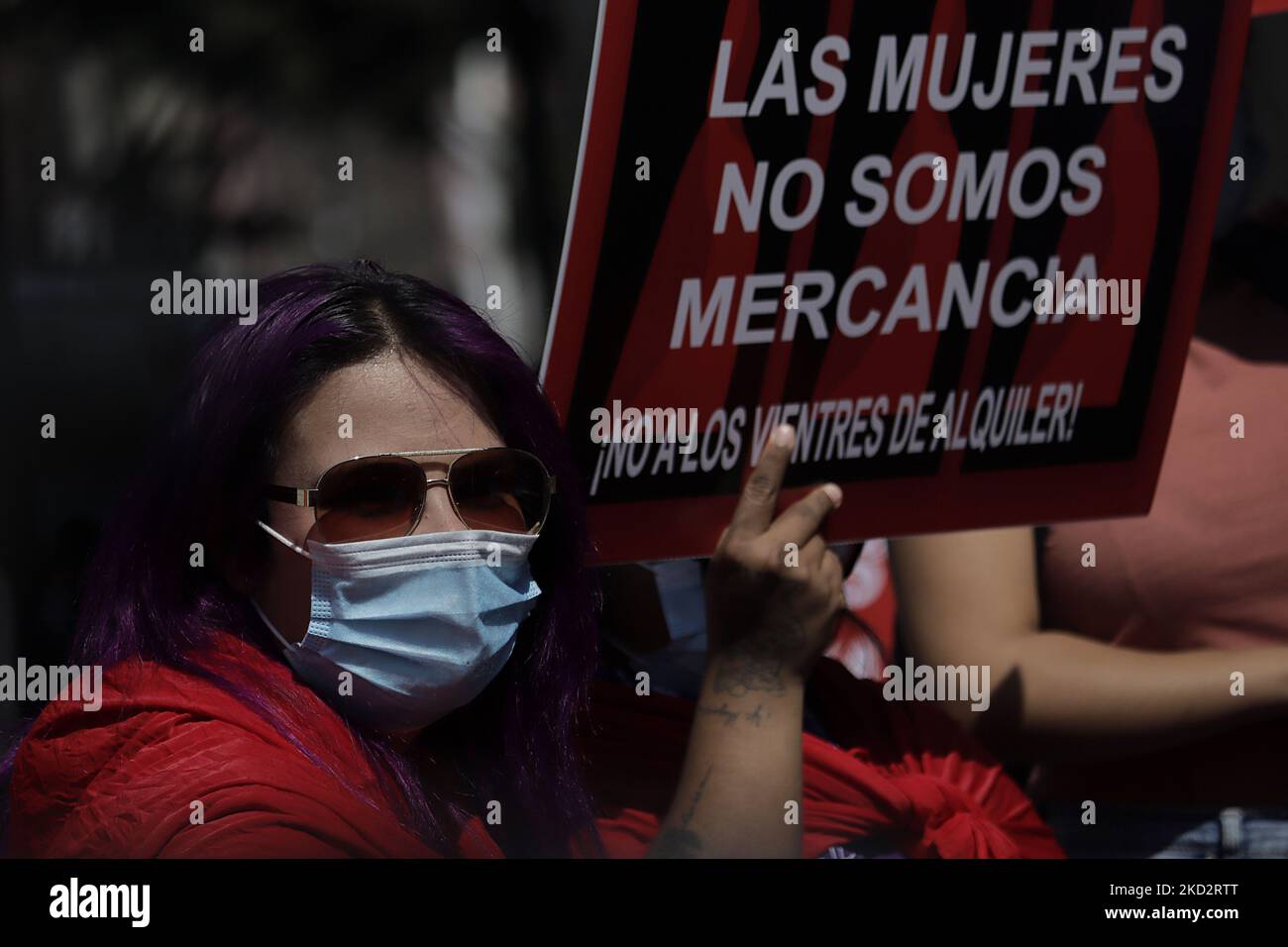 Frauen aus verschiedenen feministischen Gruppen demonstrieren am 15. Februar 2022 in Mexiko-Stadt gegen die Initiative, die darauf abzielt, die Leihmutterschaft als Recht anzuerkennen und als gemeinnützige medizinische Praxis zu regulieren. (Foto von Gerardo Vieyra/NurPhoto) Stockfoto