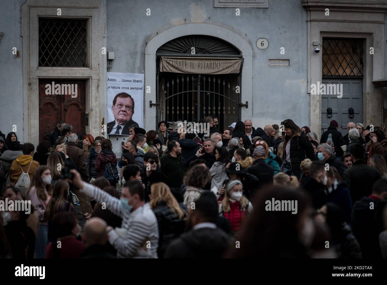 Eine Fackelprozession im Pantheon erinnerte an den Wissenschaftler Luc Montagnier, Nobelpreisträger für seine Studien über AIDS, der in den letzten Jahren in Rom, Italien, am 12. Februar 2022 zu einem Bezugspunkt für die No vax-Bewegung geworden war. (Foto: Andrea Ronchini/NurPhoto) Stockfoto