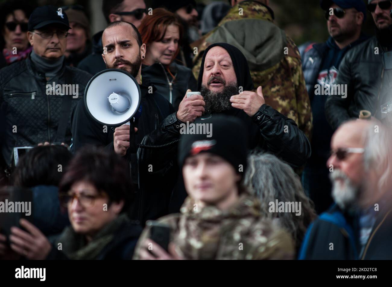 Dutzende Demonstranten gegen den Grünpass versammelten sich am 14. Februar 2022 auf der Piazza Venezia in Rom, um gegen den Grünpass und die Zwangsimpfung für über 50s Personen zu protestieren. (Foto von Andrea Ronchini/NurPhoto) Stockfoto