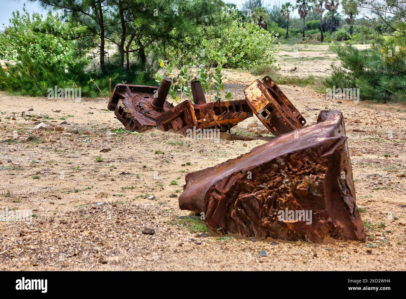 Überreste von Maschinen von zerstörten Militärfahrzeugen entlang des Strandes, an dem die Schlacht von Mullaitivu in Mullaitivu, Sri Lanka, stattfand. Die Schlacht von Mullaitivu im Jahr 1996 und erneut im Jahr 2009 sowie das Massaker von Mullivaikkal gehörten zu den heftigsten Kämpfen und teuersten Schlachten des 26-jährigen Bürgerkrieges zwischen der srilankischen Armee und der LTTE (Liberation Tigers of Tamil Eelam). Die Schlacht von Mullaitivu im Jahr 2009 war die letzte Schlacht des Krieges. (Foto von Creative Touch Imaging Ltd./NurPhoto) Stockfoto