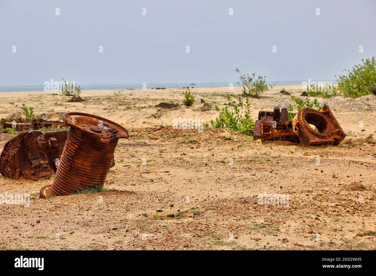 Überreste von Maschinen von zerstörten Militärfahrzeugen entlang des Strandes, an dem die Schlacht von Mullaitivu in Mullaitivu, Sri Lanka, stattfand. Die Schlacht von Mullaitivu im Jahr 1996 und erneut im Jahr 2009 sowie das Massaker von Mullivaikkal gehörten zu den heftigsten Kämpfen und teuersten Schlachten des 26-jährigen Bürgerkrieges zwischen der srilankischen Armee und der LTTE (Liberation Tigers of Tamil Eelam). Die Schlacht von Mullaitivu im Jahr 2009 war die letzte Schlacht des Krieges. (Foto von Creative Touch Imaging Ltd./NurPhoto) Stockfoto