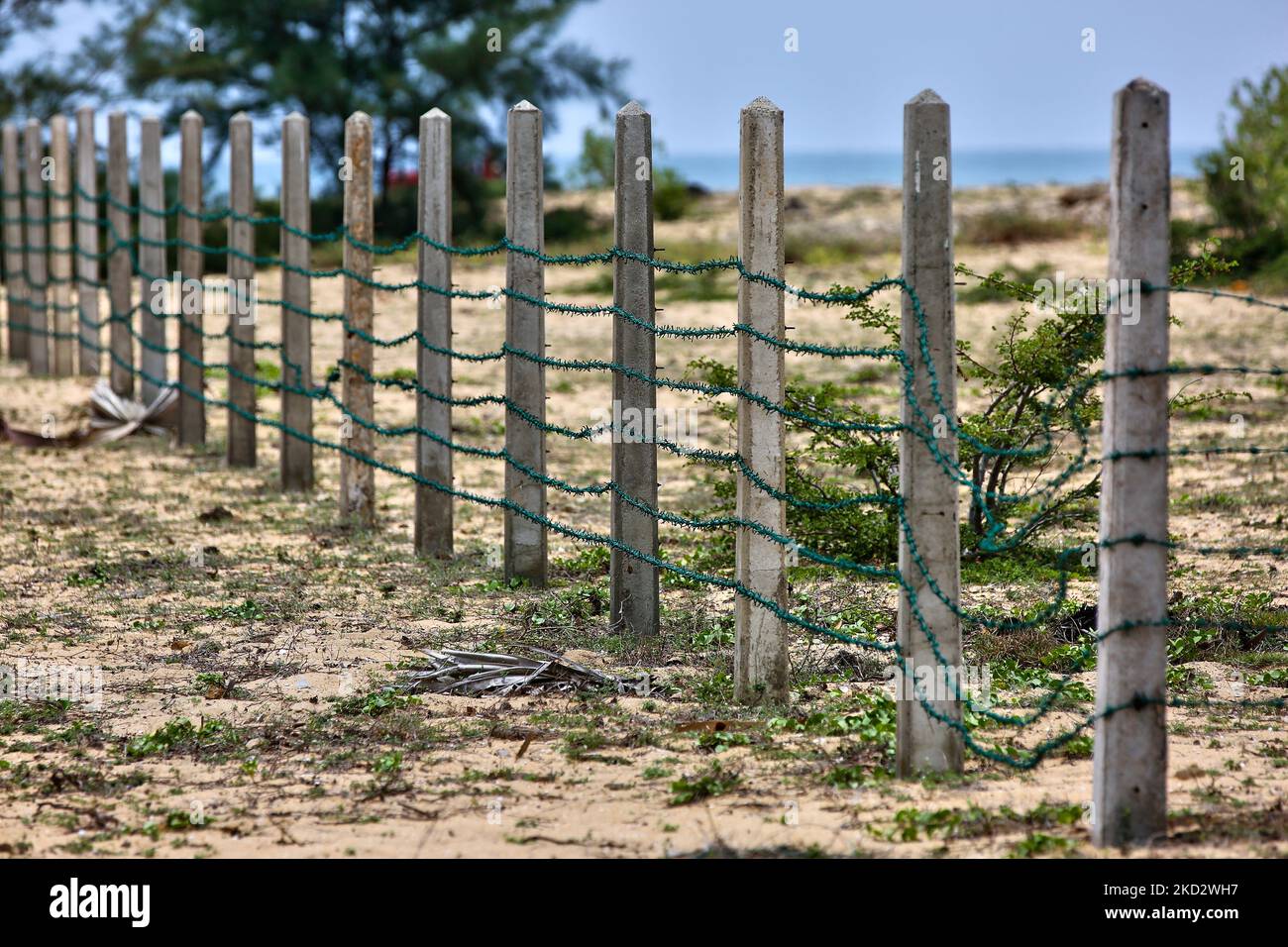 Der von der Armee Sri Lankas installierte Stacheldrahtzaun entlang des Strandes, an dem die Schlacht von Mullaitivu in Mullaitivu, Sri Lanka, stattfand. Die Schlacht von Mullaitivu im Jahr 1996 und erneut im Jahr 2009 sowie das Massaker von Mullivaikkal gehörten zu den heftigsten Kämpfen und teuersten Schlachten des 26-jährigen Bürgerkrieges zwischen der srilankischen Armee und der LTTE (Liberation Tigers of Tamil Eelam). Die Schlacht von Mullaitivu im Jahr 2009 war die letzte Schlacht des Krieges. (Foto von Creative Touch Imaging Ltd./NurPhoto) Stockfoto