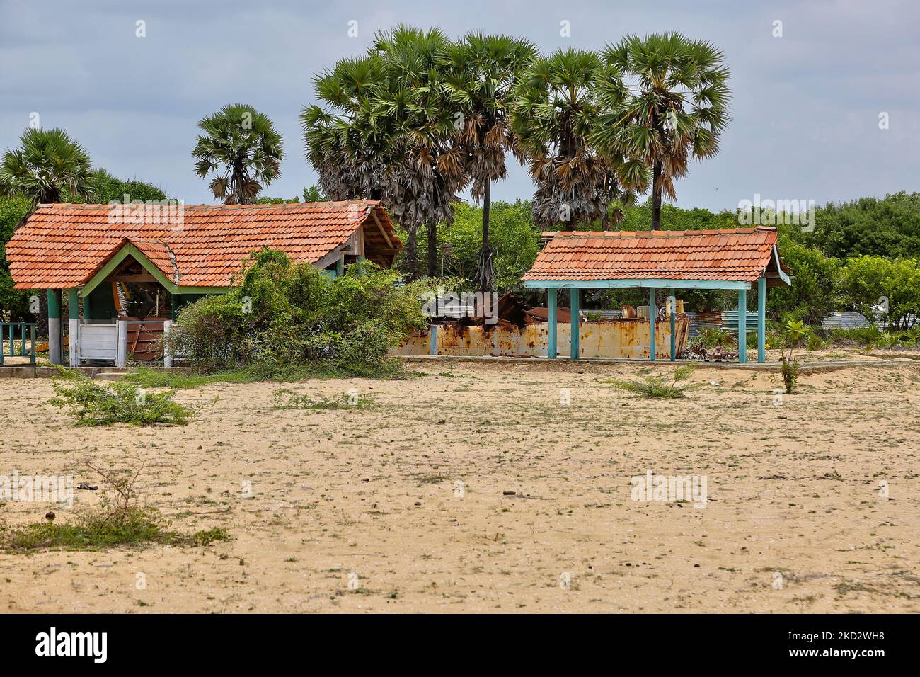 Überreste eines Bootes, das von LTTE (Liberation Tigers of Tamil Eelam) benutzt wurde und während der Schlacht von Mullaitivu in Mullaitivu, Sri Lanka, zerstört wurde. Die Schlacht von Mullaitivu im Jahr 1996 und erneut im Jahr 2009 sowie das Massaker von Mullivaikkal gehörten zu den heftigsten und teuersten Kämpfen des 26-jährigen Bürgerkrieges zwischen der srilankischen Armee und der LTTE. Die Schlacht von Mullaitivu im Jahr 2009 war die letzte Schlacht des Krieges. (Foto von Creative Touch Imaging Ltd./NurPhoto) Stockfoto