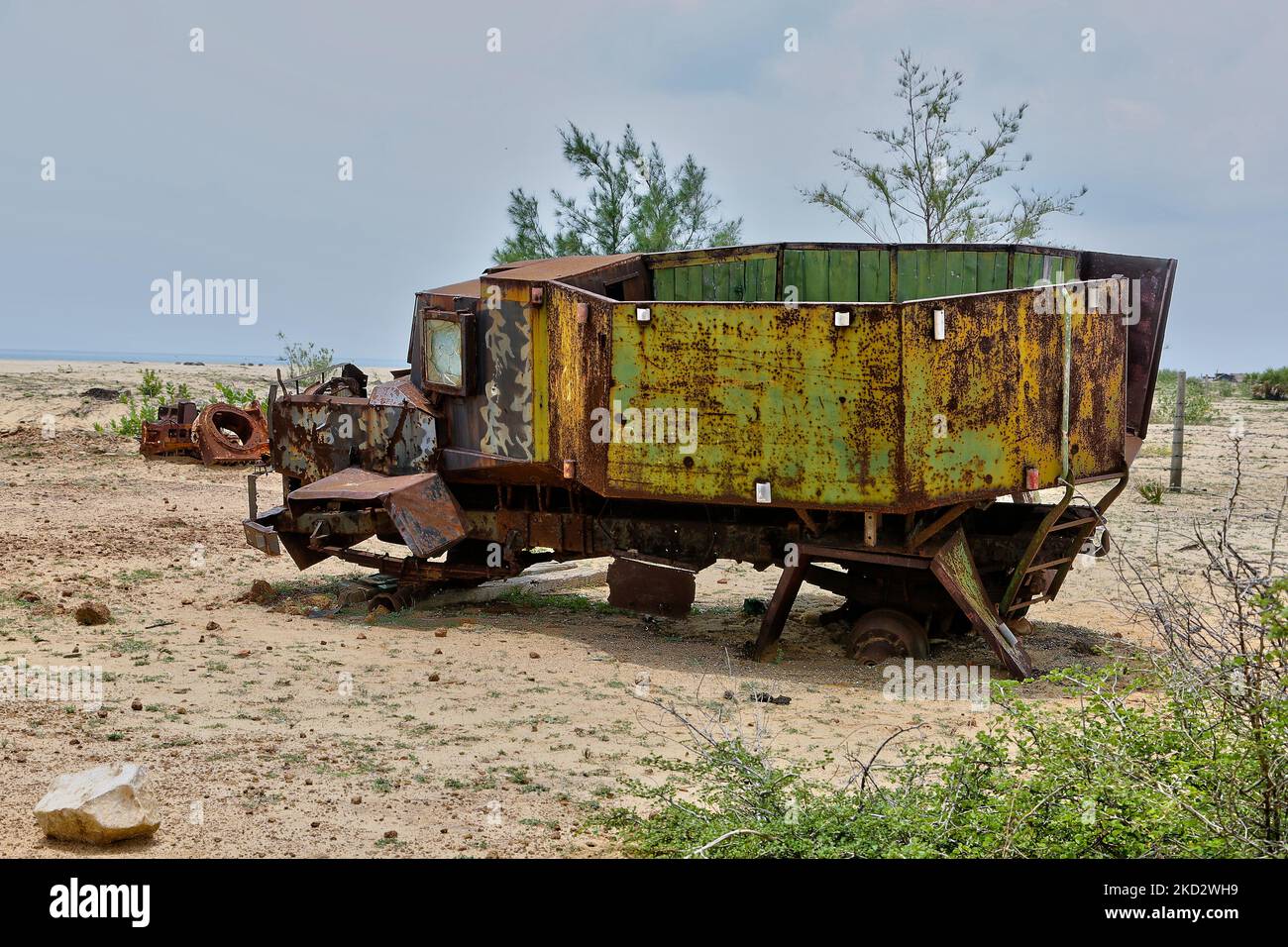 Überreste zerstörter Militärfahrzeuge und -Maschinen entlang des Strandes, an dem die Schlacht von Mullaitivu in Mullaitivu, Sri Lanka, stattfand. Die Schlacht von Mullaitivu im Jahr 1996 und erneut im Jahr 2009 sowie das Massaker von Mullivaikkal gehörten zu den heftigsten Kämpfen und teuersten Schlachten des 26-jährigen Bürgerkrieges zwischen der srilankischen Armee und der LTTE (Liberation Tigers of Tamil Eelam). Die Schlacht von Mullaitivu im Jahr 2009 war die letzte Schlacht des Krieges. (Foto von Creative Touch Imaging Ltd./NurPhoto) Stockfoto