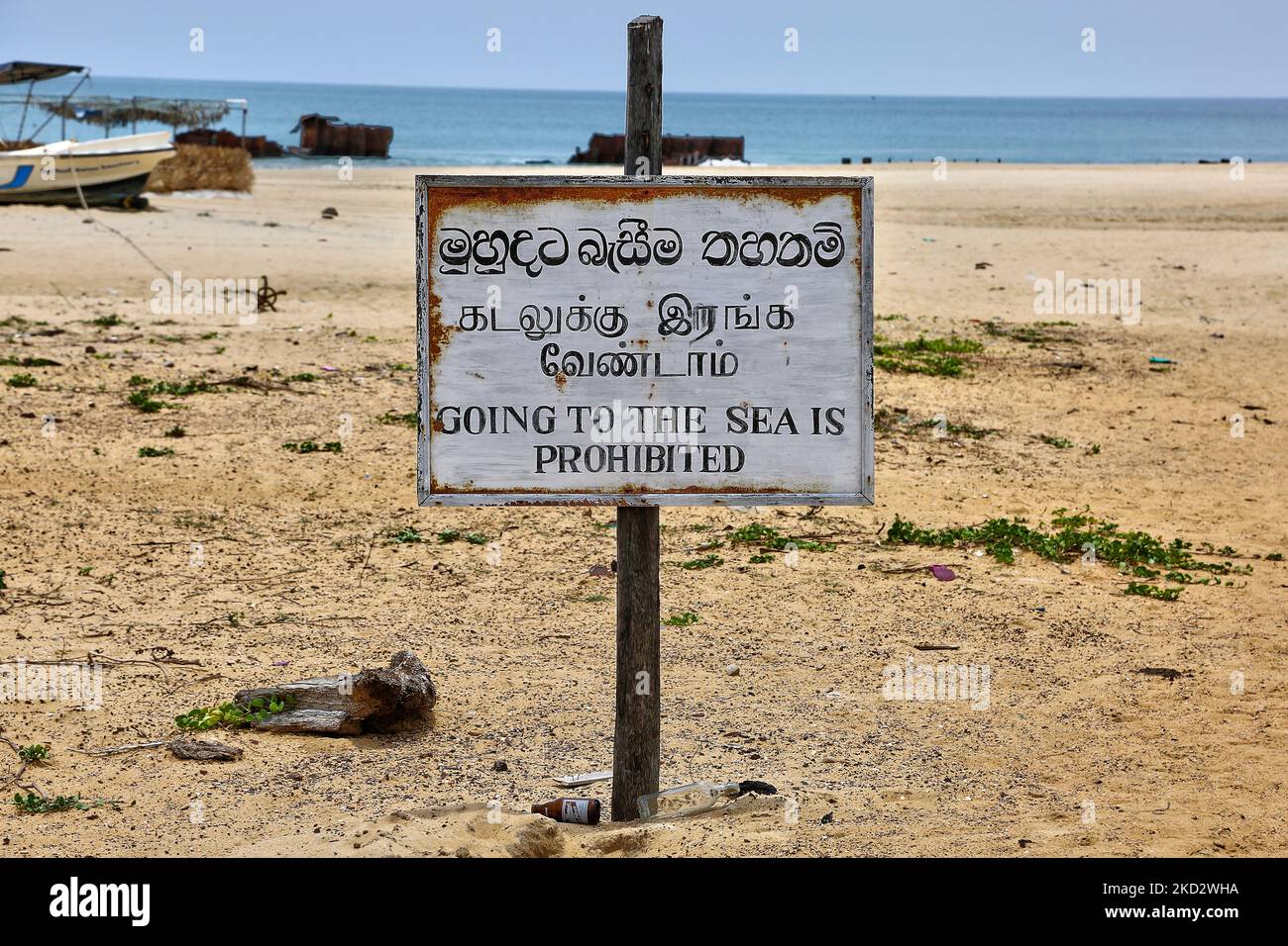Schild mit Warnung, dass „das Meer ist verboten“ am Strand entlang, wo die Schlacht von Mullaitivu in Mullaitivu, Sri Lanka, stattfand. Die Schlacht von Mullaitivu im Jahr 1996 und erneut im Jahr 2009 sowie das Massaker von Mullivaikkal gehörten zu den heftigsten Kämpfen und teuersten Schlachten des 26-jährigen Bürgerkrieges zwischen der srilankischen Armee und der LTTE (Liberation Tigers of Tamil Eelam). Die Schlacht von Mullaitivu im Jahr 2009 war die letzte Schlacht des Krieges. (Foto von Creative Touch Imaging Ltd./NurPhoto) Stockfoto