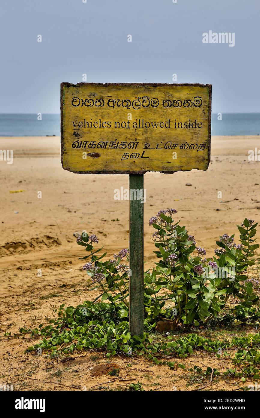 Schild mit der Warnung, dass „Fahrzeuge nicht im Strandbereich erlaubt sind“ entlang des Strandes, an dem die Schlacht von Mullaitivu in Mullaitivu, Sri Lanka, stattfand. Die Schlacht von Mullaitivu im Jahr 1996 und erneut im Jahr 2009 sowie das Massaker von Mullivaikkal gehörten zu den heftigsten Kämpfen und teuersten Schlachten des 26-jährigen Bürgerkrieges zwischen der srilankischen Armee und der LTTE (Liberation Tigers of Tamil Eelam). Die Schlacht von Mullaitivu im Jahr 2009 war die letzte Schlacht des Krieges. (Foto von Creative Touch Imaging Ltd./NurPhoto) Stockfoto