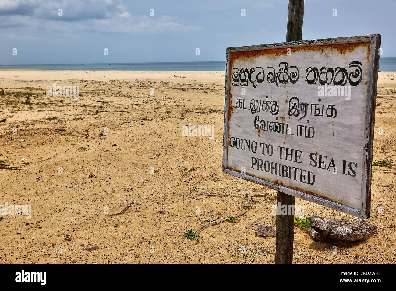 Schild mit Warnung, dass „das Meer ist verboten“ am Strand entlang, wo die Schlacht von Mullaitivu in Mullaitivu, Sri Lanka, stattfand. Die Schlacht von Mullaitivu im Jahr 1996 und erneut im Jahr 2009 sowie das Massaker von Mullivaikkal gehörten zu den heftigsten Kämpfen und teuersten Schlachten des 26-jährigen Bürgerkrieges zwischen der srilankischen Armee und der LTTE (Liberation Tigers of Tamil Eelam). Die Schlacht von Mullaitivu im Jahr 2009 war die letzte Schlacht des Krieges. (Foto von Creative Touch Imaging Ltd./NurPhoto) Stockfoto