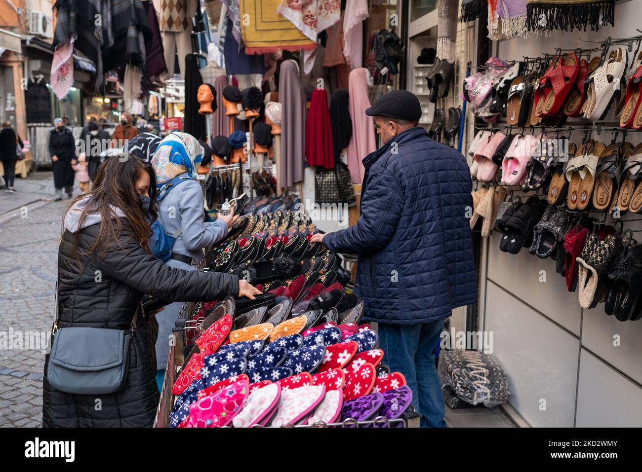 Menschen, die am 16. Februar 2022 in Istanbul, Türkei, einen Basar einkaufen. Die Inflation im Land hat mit 48 Prozent ihren Höhepunkt erreicht. Die Regierung reduzierte die Mehrwertsteuer für Lebensmittel von 8 Prozent auf 1 Prozent. (Foto von Erhan Demirtas/NurPhoto) Stockfoto