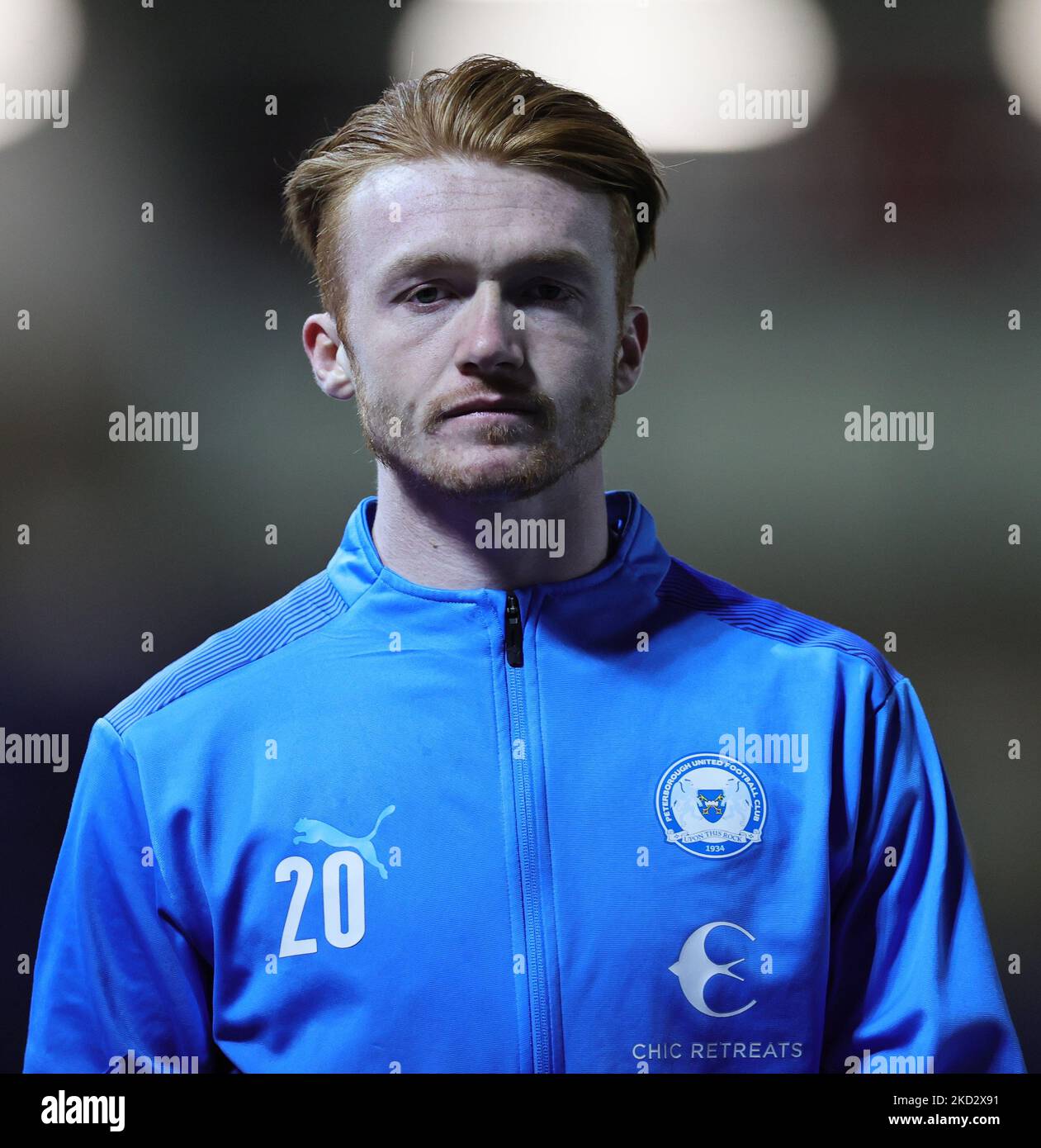 Callum Morton von Peterborough United erwärmt sich vor dem Sky Bet Championship-Spiel zwischen Peterborough United und Reading im Weston Homes Stadium, Peterborough am Mittwoch, den 16.. Februar 2022. (Foto von James Holyoak/MI News/NurPhoto) Stockfoto