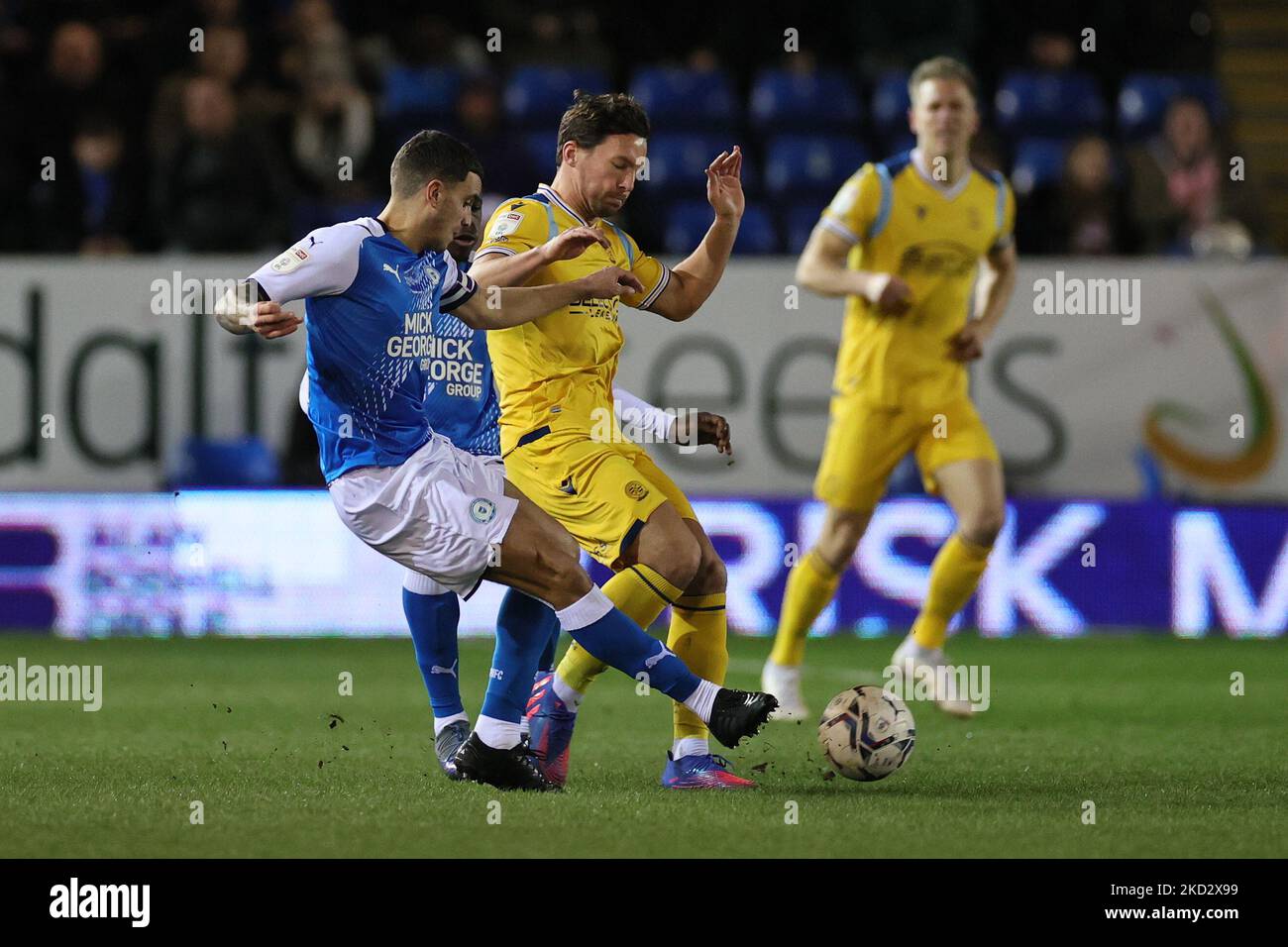 Oliver Norburn von Peterborough United fordert Danny Drinkwater von Reading während des Sky Bet Championship-Spiels zwischen Peterborough United und Reading im Weston Homes Stadium, Peterborough, am Mittwoch, den 16.. Februar 2022 heraus. (Foto von James Holyoak/MI News/NurPhoto) Stockfoto