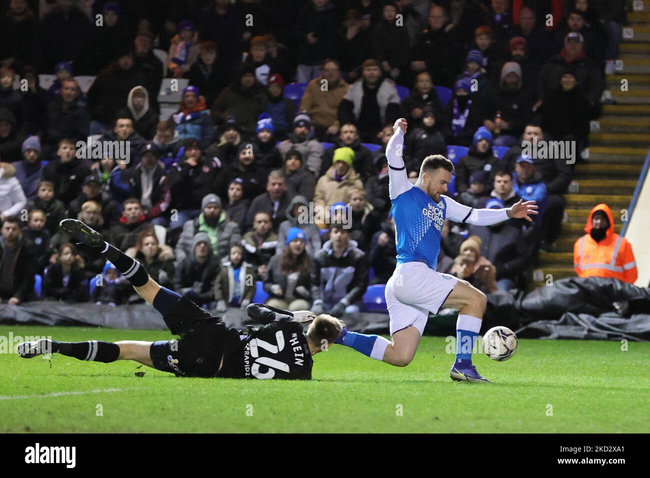 Karl Hein von Reading rettet sich während des Sky Bet Championship-Spiels zwischen Peterborough United und Reading im Weston Homes Stadium, Peterborough am Mittwoch, den 16.. Februar 2022, vor Jack Marriott von Peterborough United. (Foto von James Holyoak/MI News/NurPhoto) Stockfoto