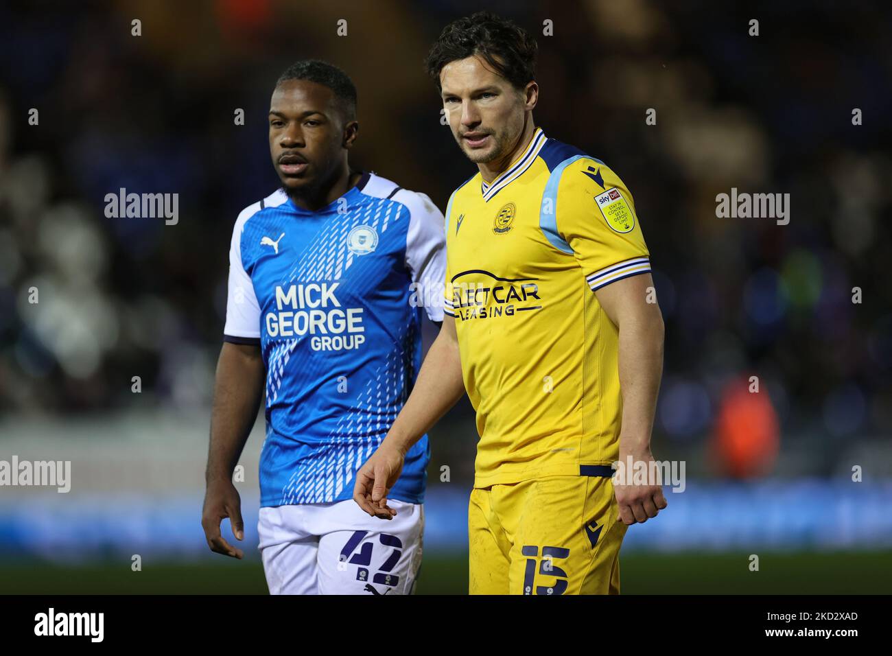 Danny Drinkwater von Reading und Jeanno Fuchs von Peterborough United während des Sky Bet Championship-Spiels zwischen Peterborough United und Reading im Weston Homes Stadium, Peterborough, am Mittwoch, den 16.. Februar 2022. (Foto von James Holyoak/MI News/NurPhoto) Stockfoto