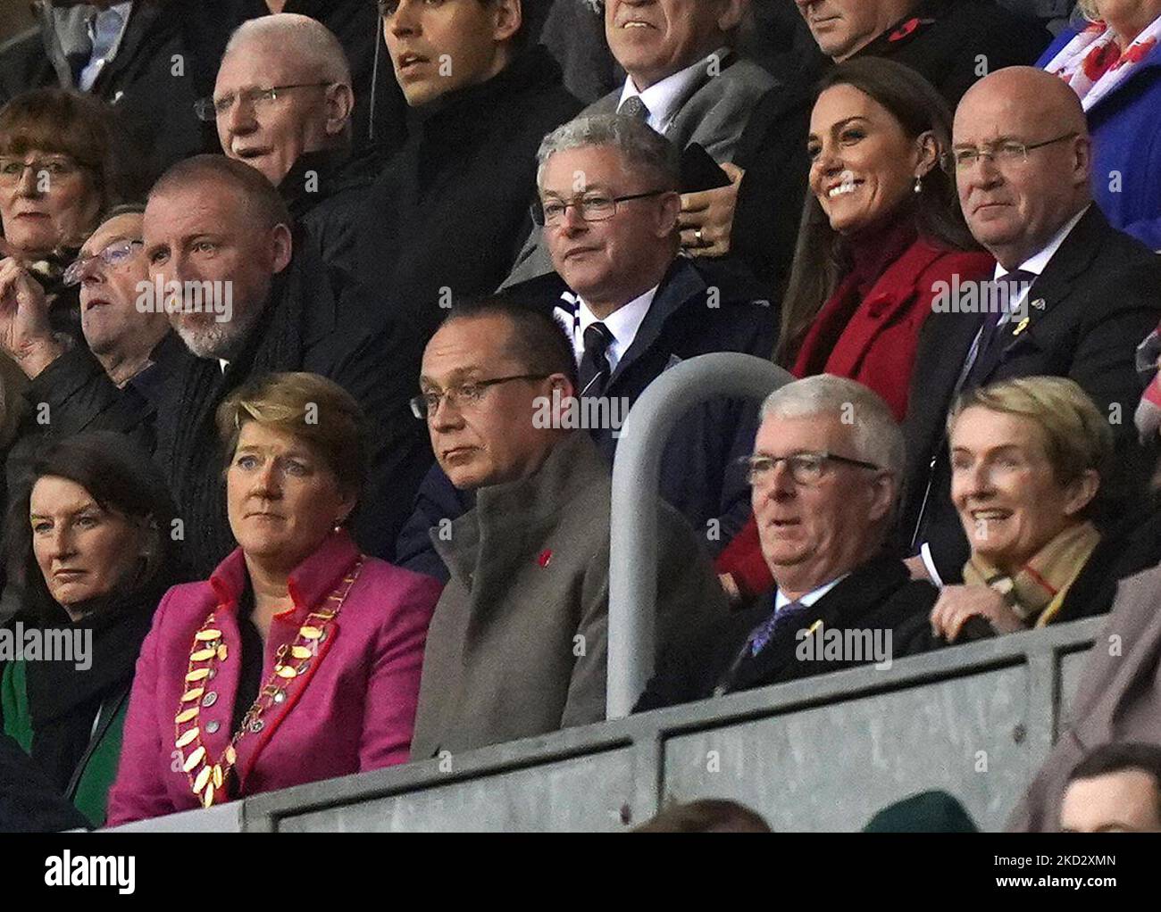 Die Präsidentin der Rugby Football League Clare Balding (in Pink) und die Prinzessin von Wales (in Rot) auf den Tribünen während des Viertelfinalspiels der Rugby League World Cup im DW Stadium, Wigan. Bilddatum: Samstag, 5. November 2022. Stockfoto