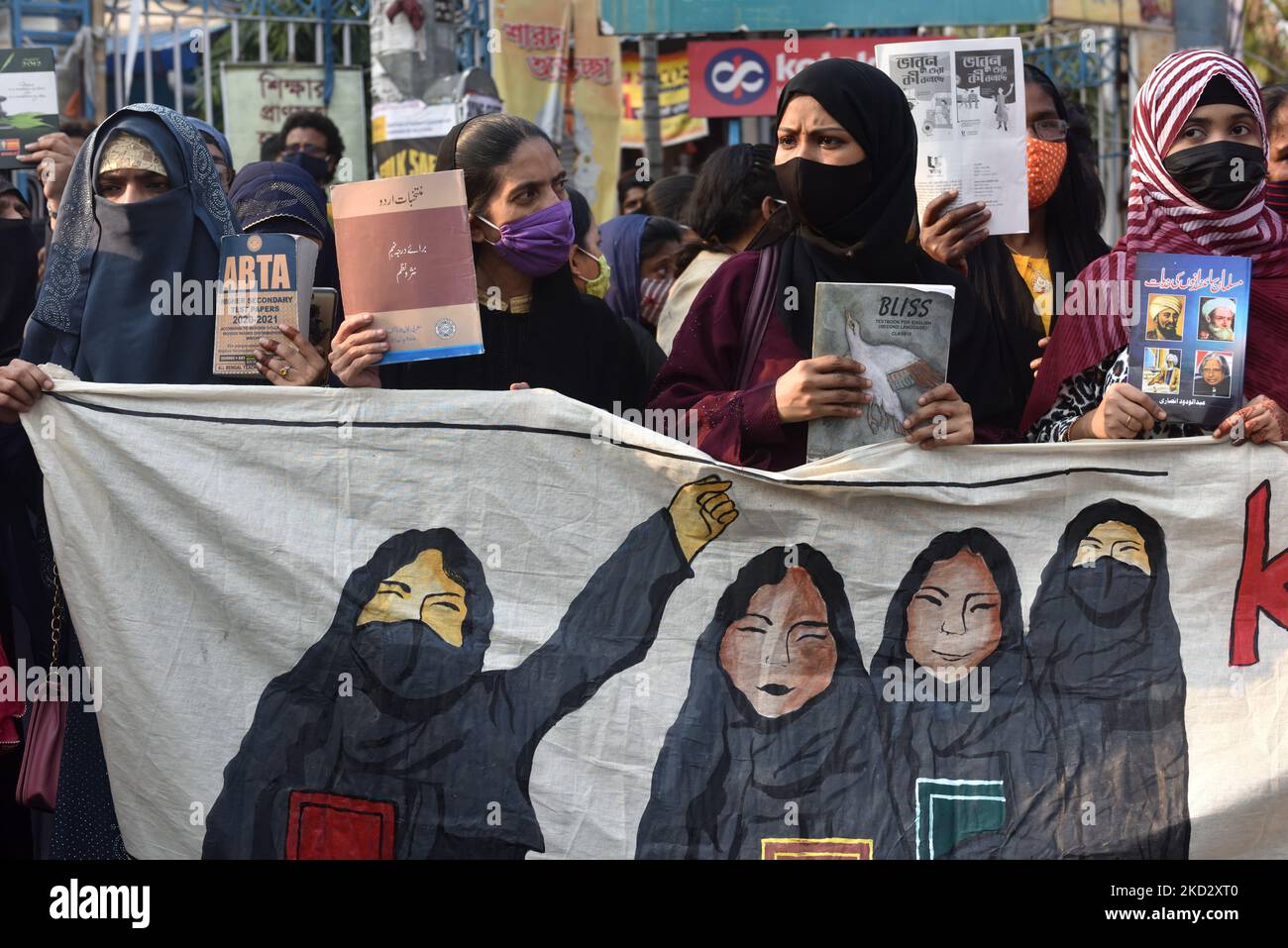 Aktivisten halten Plakate und marschieren während einer Demonstration in Kalkutta am 16. Februar 2022, nachdem Studenten an staatlichen Gymnasien im indischen Bundesstaat Karnataka gesagt wurden, keine Hijabs für die Klasse zu tragen. (Foto von Sukhomoy Sen/NurPhoto) Stockfoto