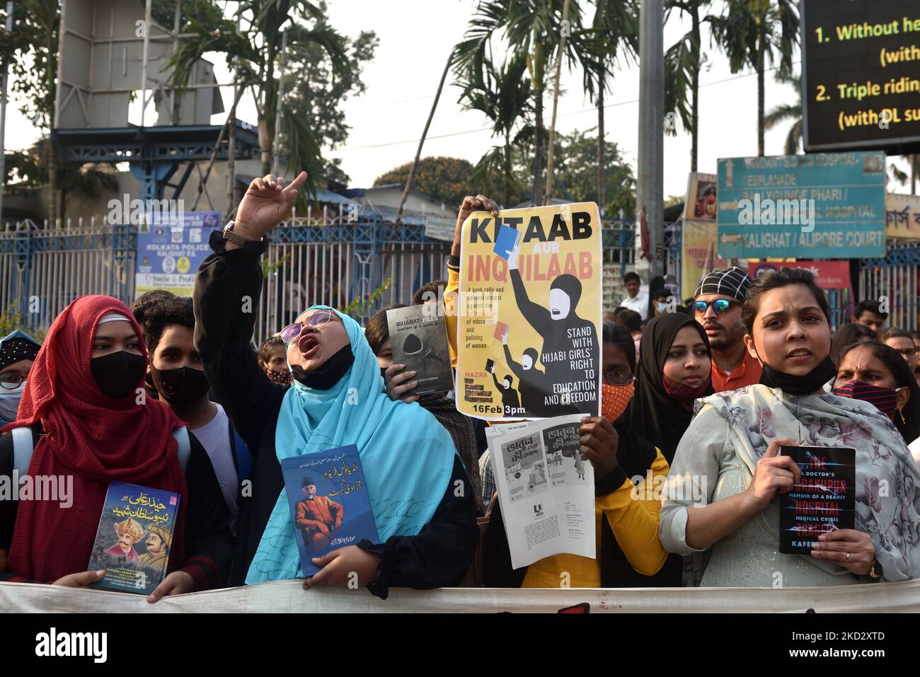 Aktivisten halten Plakate und marschieren während einer Demonstration in Kalkutta am 16. Februar 2022, nachdem Studenten an staatlichen Gymnasien im indischen Bundesstaat Karnataka gesagt wurden, keine Hijabs für die Klasse zu tragen. (Foto von Sukhomoy Sen/NurPhoto) Stockfoto