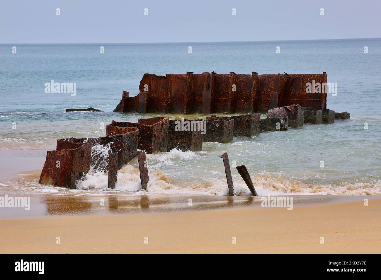 Verrostete Metallreste des Farah 3-Schiffes am Strand in Mullaitivu, Sri Lanka. Dies ist eine der vielen Narben aus dem 26-jährigen Bürgerkrieg zwischen der srilankischen Armee und der LTTE (Liberation Tigers of Tamil Eelam). Die Farah 3 war ein jordanisches Handelsschiff. Während er sich von der indischen Küste Andhra Pradesh nach Südafrika auf dem Weg befand, kam es zu Motorenunruhe und musste vor der Küste von Mullaitivu ankern. Die LTTE Sea Tigers entführten das Schiff und nahmen seine Besatzung im Dezember 2006 in Gefangenschaft und schleppten das Schiff näher an die Küste, wo es am P auf Grund lief Stockfoto