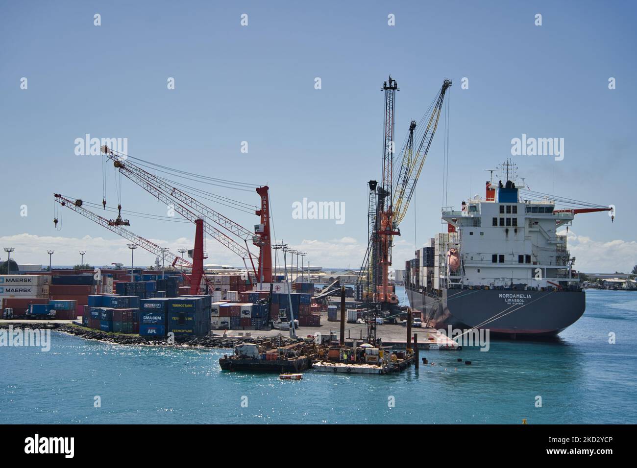 Eine schöne Aufnahme von Frachtcontainern und Kränen im Hafen von Papeete in Tahiti in Frankreich Stockfoto