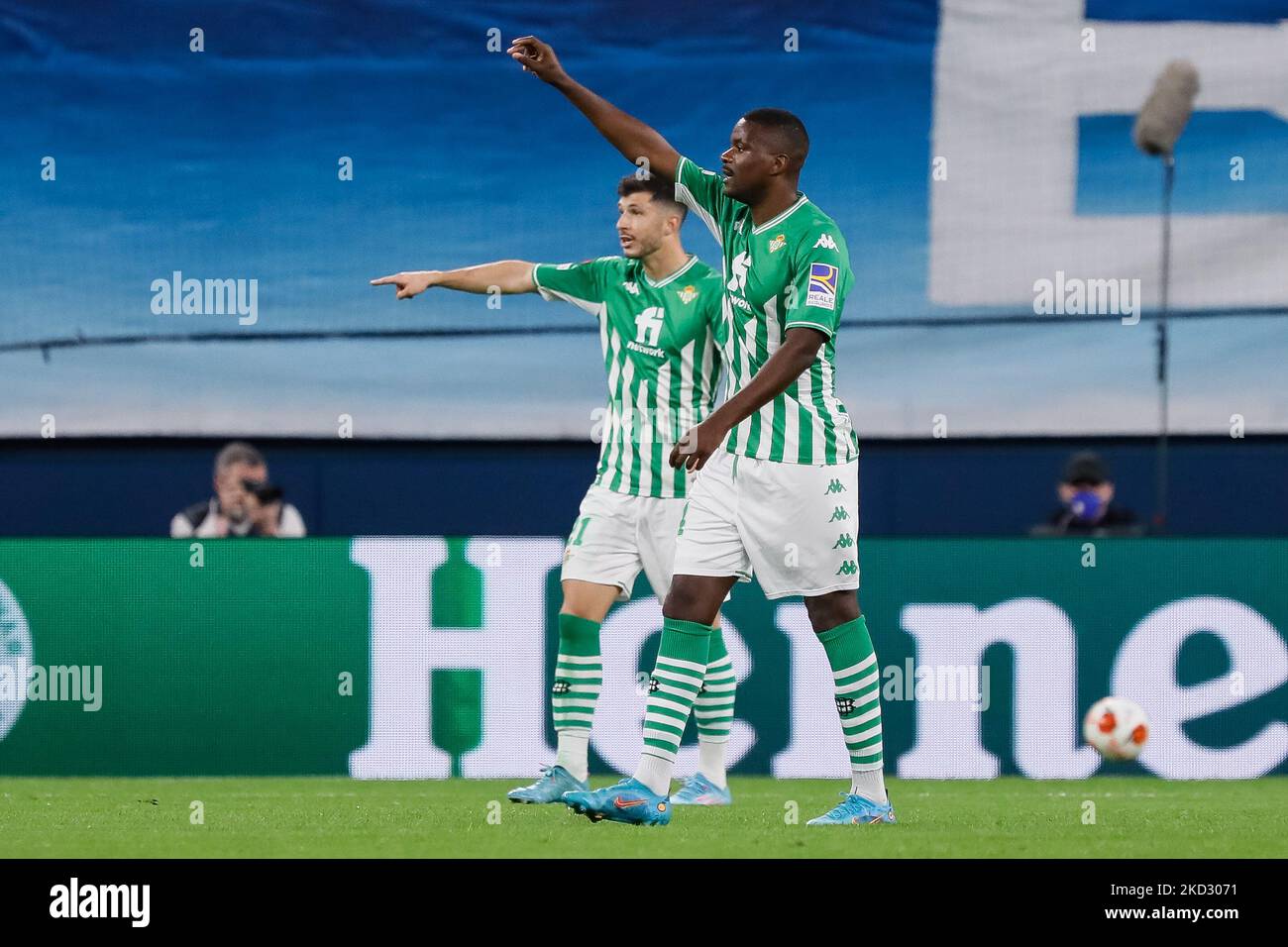 William Carvalho (R) und Guido Rodriguez von Real Betis Gesture während des UEFA Champions League Group H-Spiels zwischen Zenit St. Petersburg und Malmo FF am 29. September 2021 in der Gazprom Arena in Sankt Petersburg, Russland. (Foto von Mike Kireev/NurPhoto) Stockfoto