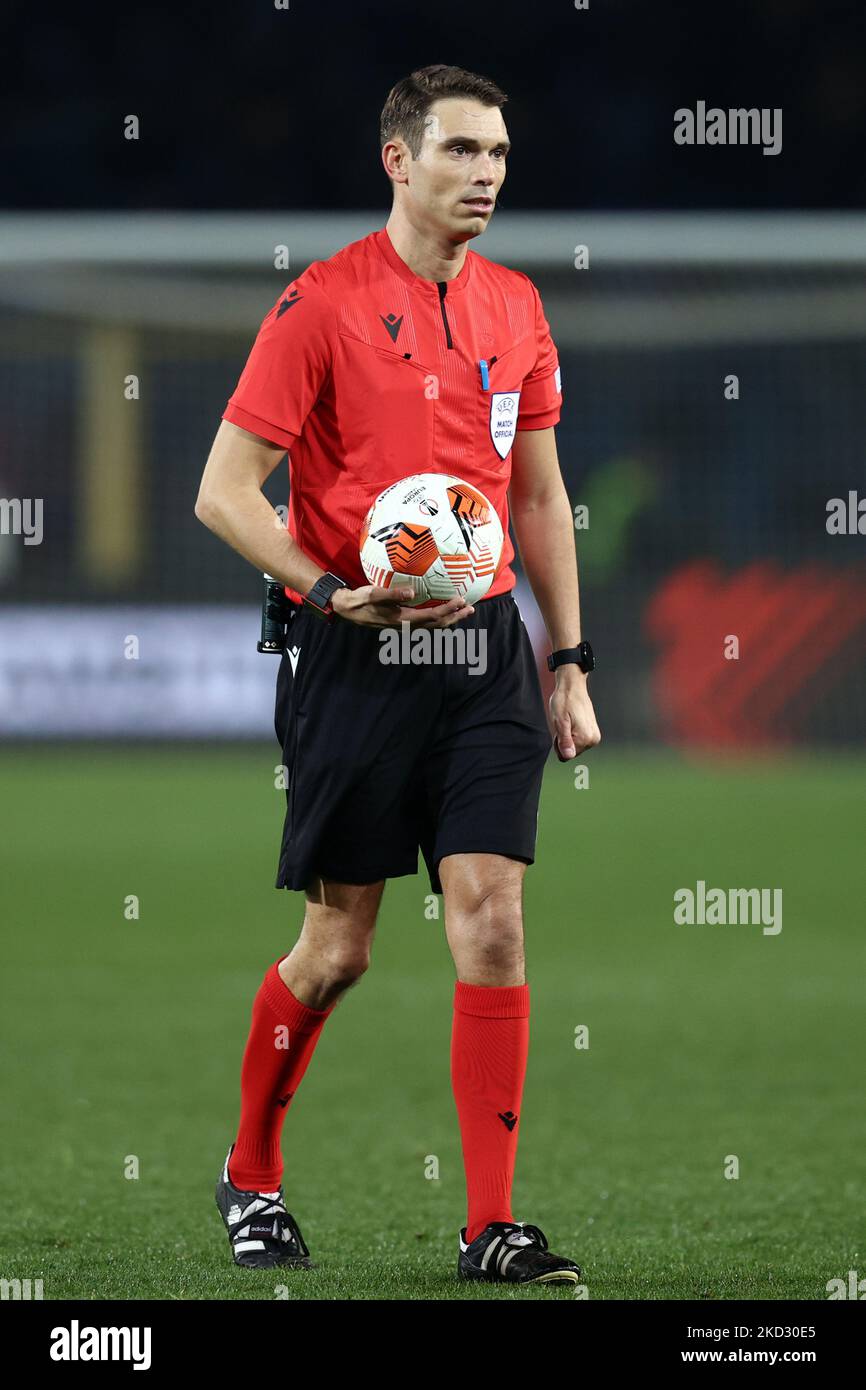 Der Schiedsrichter Sandro Scharer schaut während des Europa-League-Fußballspiels Atalanta BC gegen Olympiakos am 17. Februar 2022 im Gewiss-Stadion in Bergamo, Italien (Foto: Francesco Scaccianoce/LiveMedia/NurPhoto) Stockfoto