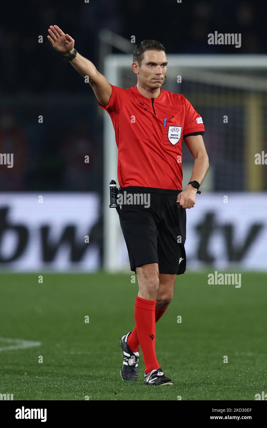 Der Schiedsrichter Sandro Scharer zeigt sich während des Europa-League-Fußballspiels Atalanta BC gegen Olympiakos am 17. Februar 2022 im Gewiss-Stadion in Bergamo, Italien (Foto: Francesco Scaccianoce/LiveMedia/NurPhoto) Stockfoto