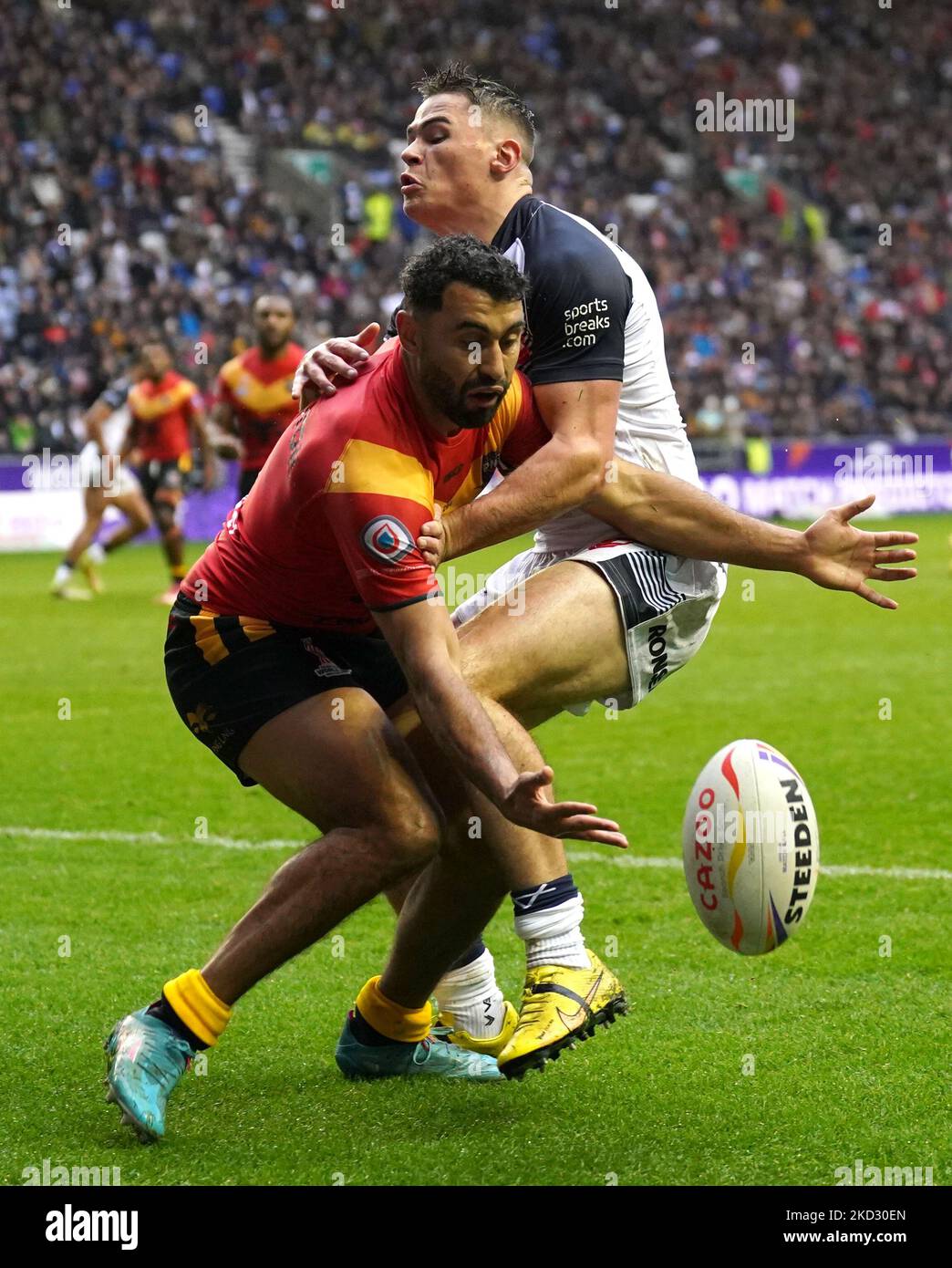 Alex Johnston von Papua-Neuguinea fummelt den Ball unter dem Druck von Jack Welsby, bevor Tom Makinson den Ball für Englands siebten Versuch während des Rugby League-WM-Viertelfinalspiels im DW Stadium, Wigan, ansetzt. Bilddatum: Samstag, 5. November 2022. Stockfoto