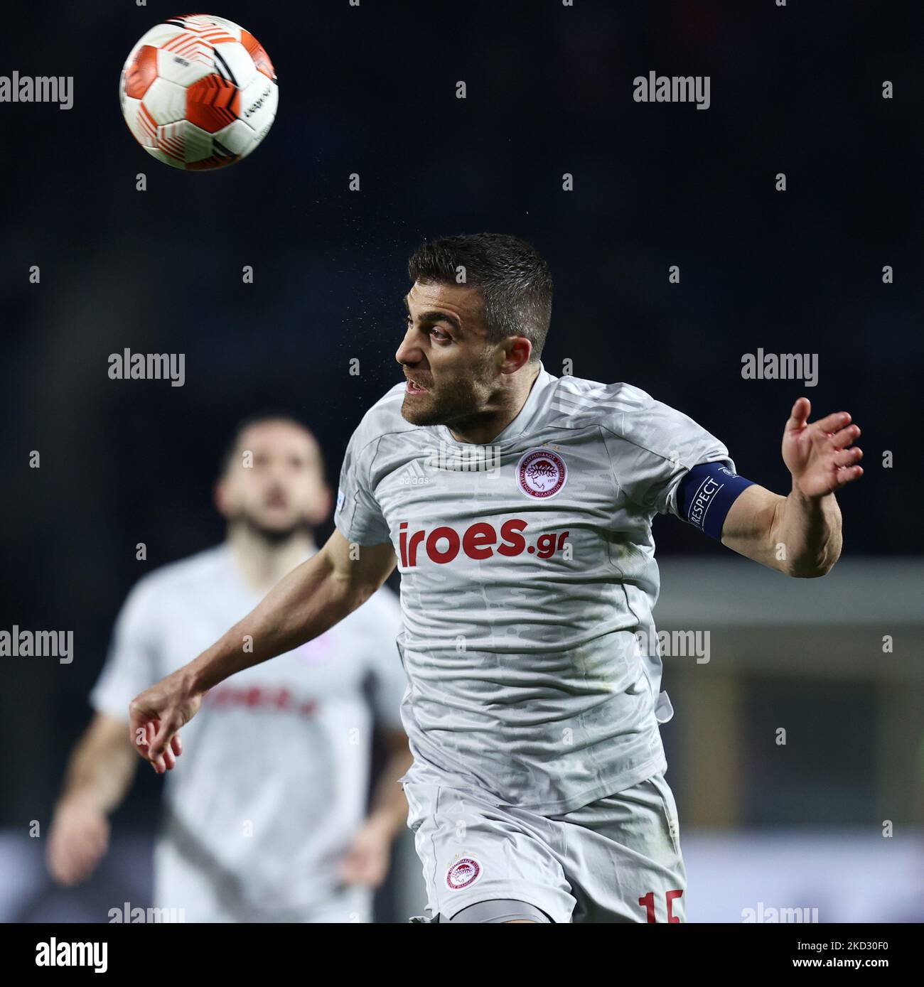 Sokratis Papastathopoulos (Olympiakos FC)-Kopfzeile während des Europa League-Fußballspiels Atalanta BC gegen Olympiakos am 17. Februar 2022 im Gewiss Stadium in Bergamo, Italien (Foto: Francesco Scaccianoce/LiveMedia/NurPhoto) Stockfoto