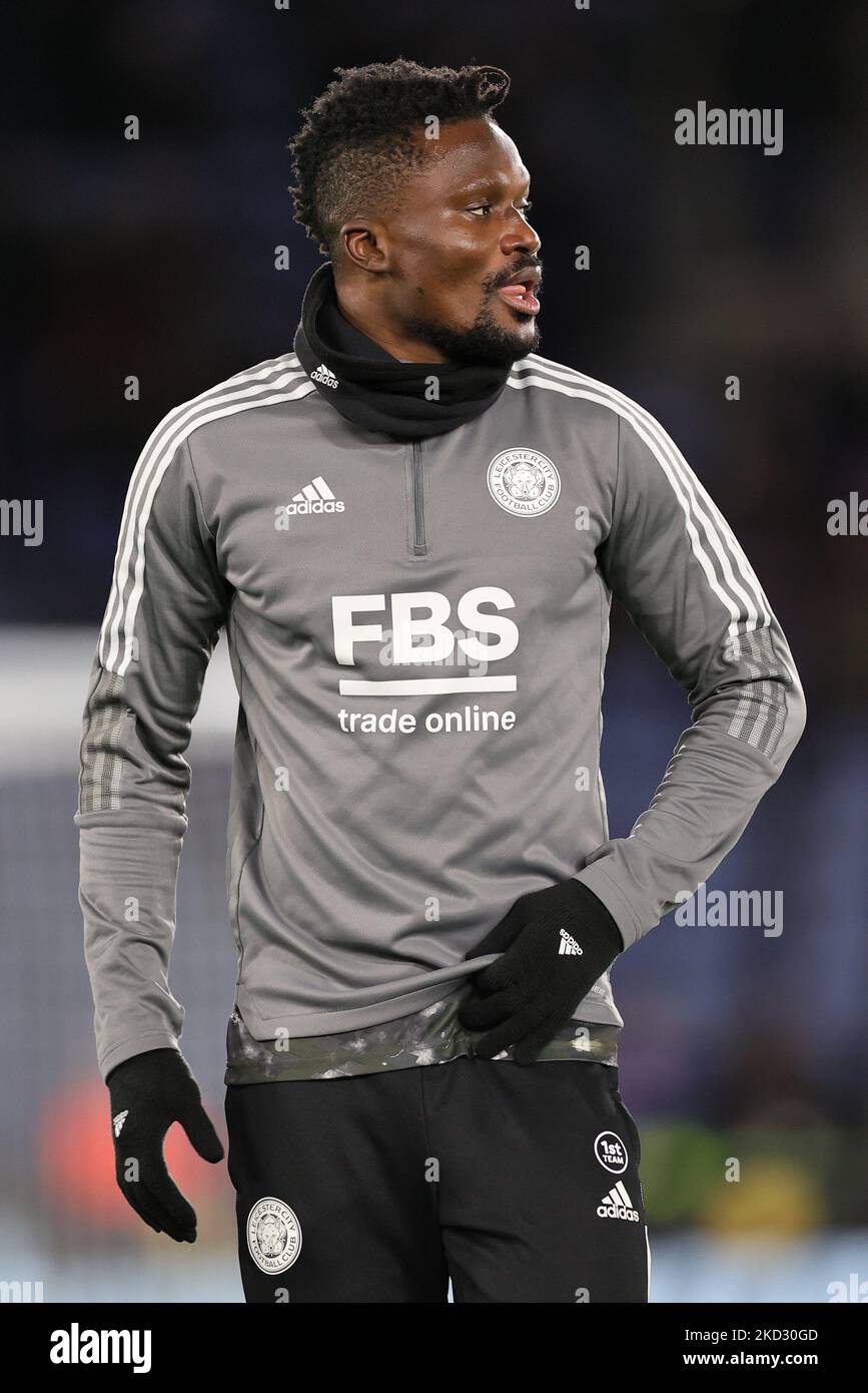 Daniel Amartey von Leicester City erwärmt sich am Donnerstag, den 17.. Februar 2022, vor dem UEFA Europa Conference League-Spiel 16 zwischen Leicester City und dem Randers FC im King Power Stadium in Leicester. (Foto von James Holyoak/MI News/NurPhoto) Stockfoto