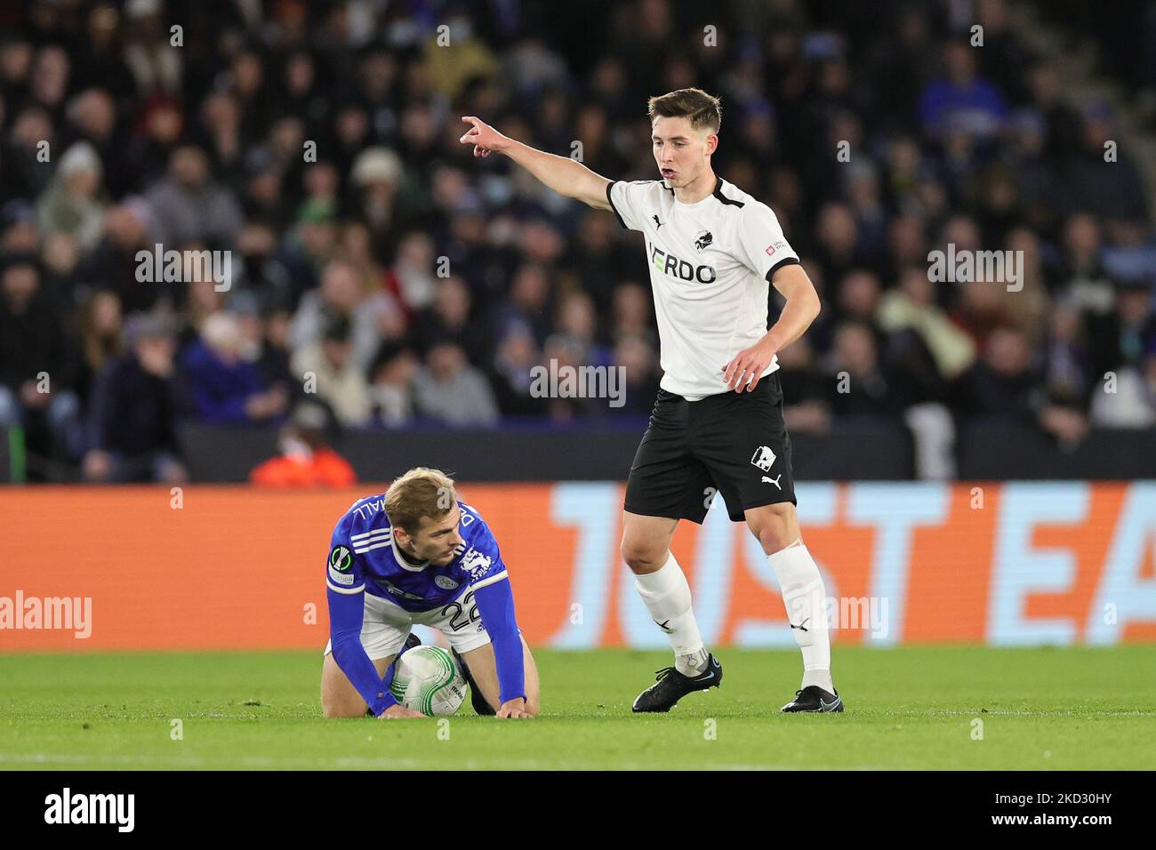 Lasse Berg Johnsen vom Randers FC ist am Donnerstag, den 17.. Februar 2022, im King Power Stadium in Leicester bei der UEFA Europa Conference League-Runde 16 zwischen Leicester City und dem Randers FC zu Gast. (Foto von James Holyoak/MI News/NurPhoto) Stockfoto