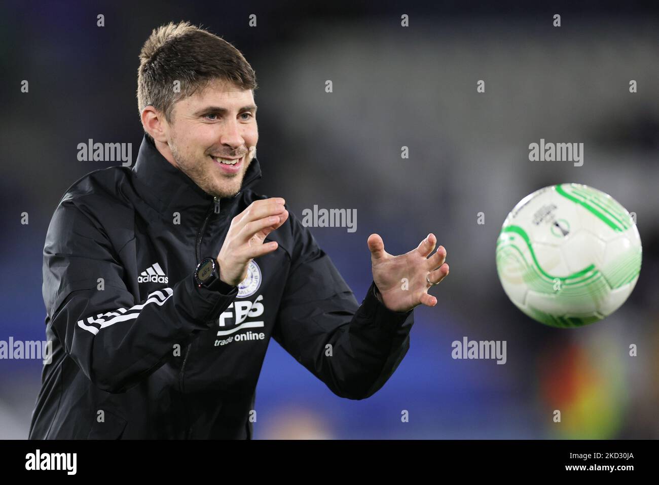 Matt Reeves, Leiecster City Head of Fitness and Conditioning, beim Aufwärmen vor der UEFA Europa Conference League Runde des 16-Matches zwischen Leicester City und dem Randers FC im King Power Stadium, Leicester, am Donnerstag, den 17.. Februar 2022. (Foto von James Holyoak/MI News/NurPhoto) Stockfoto