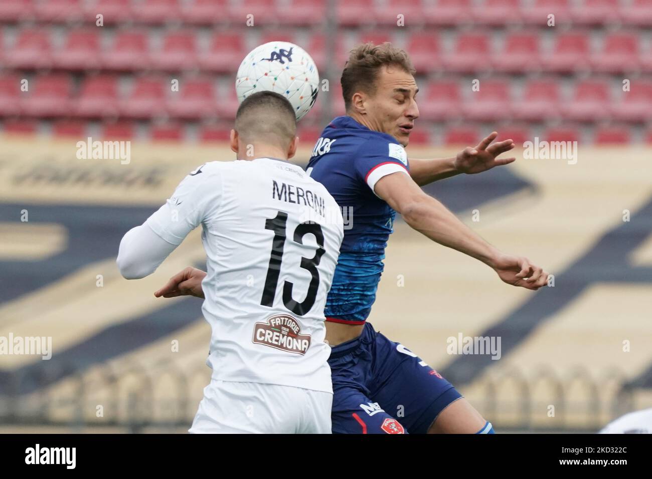 meroni andrea (n.13 US cremonese) / de luca manuel (n. 09 perugia calcio) während des Spiels der italienischen Fußball-Serie B AC Perugia gegen US Cremonese am 19. Februar 2022 im Stadio Renato Curi in Perugia, Italien (Foto: Loris Cerquiglini/LiveMedia/NurPhoto) Stockfoto