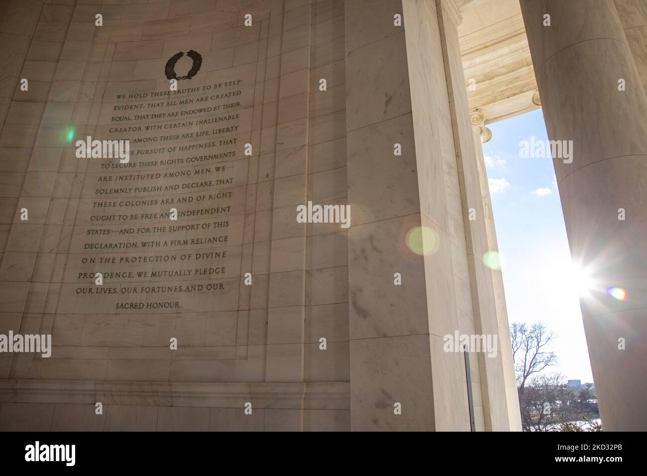 Ein Zitat aus der Unabhängigkeitserklärung ist an der Wand des Thomas Jefferson Memorial in Washington, D.C. am 18. Februar 2022 während des Presidents' Day Weekend zu sehen (Foto: Bryan Olin Dozier/NurPhoto) Stockfoto