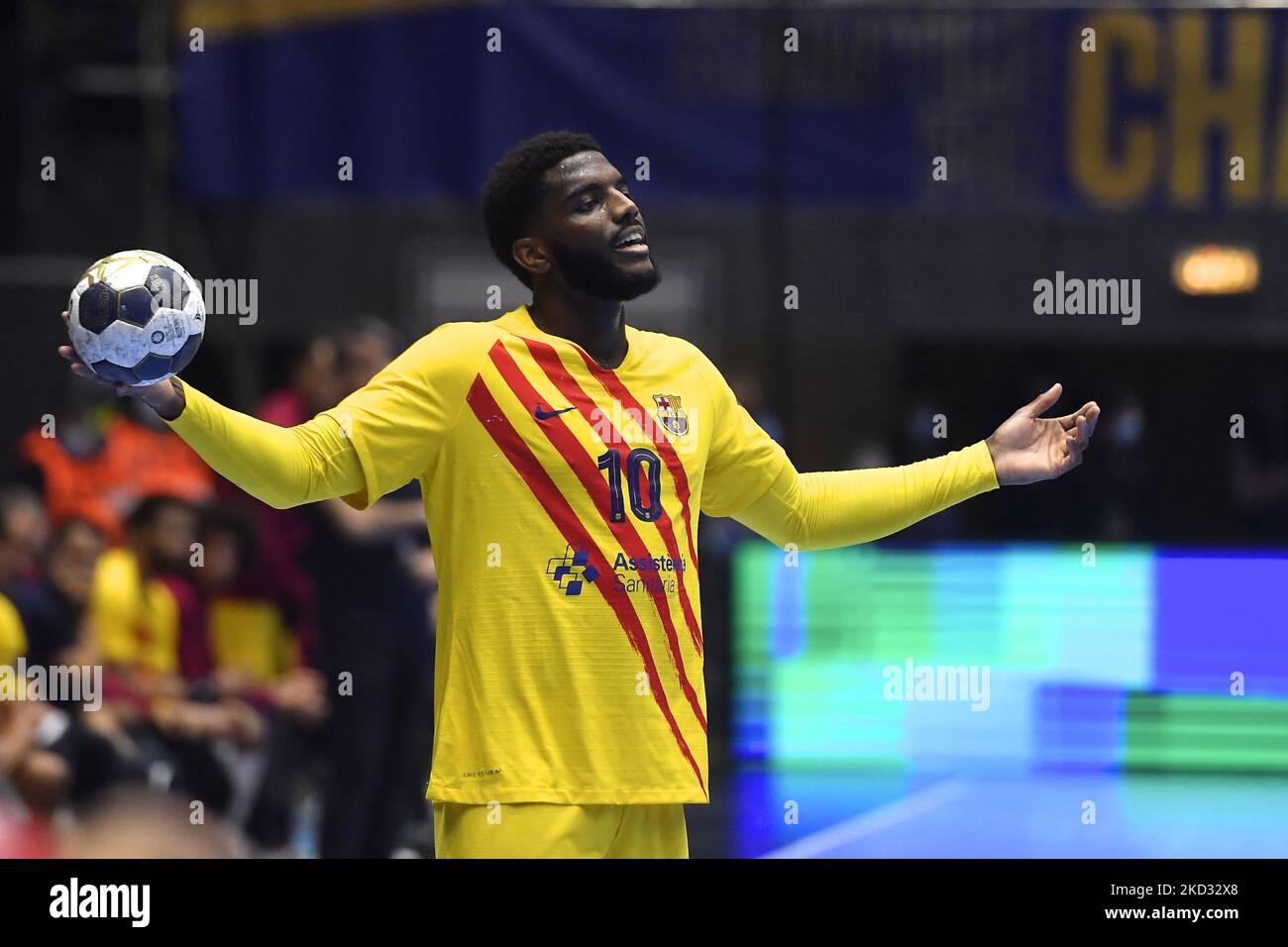 Dika Mem in Aktion beim EHF Champions League Men-Spiel zwischen Dinamo Bukarest und Barca am Donnerstag, den 17. februar 2022, in Bukarest, Rumänien. (Foto von Alex Nicodim/NurPhoto) Stockfoto