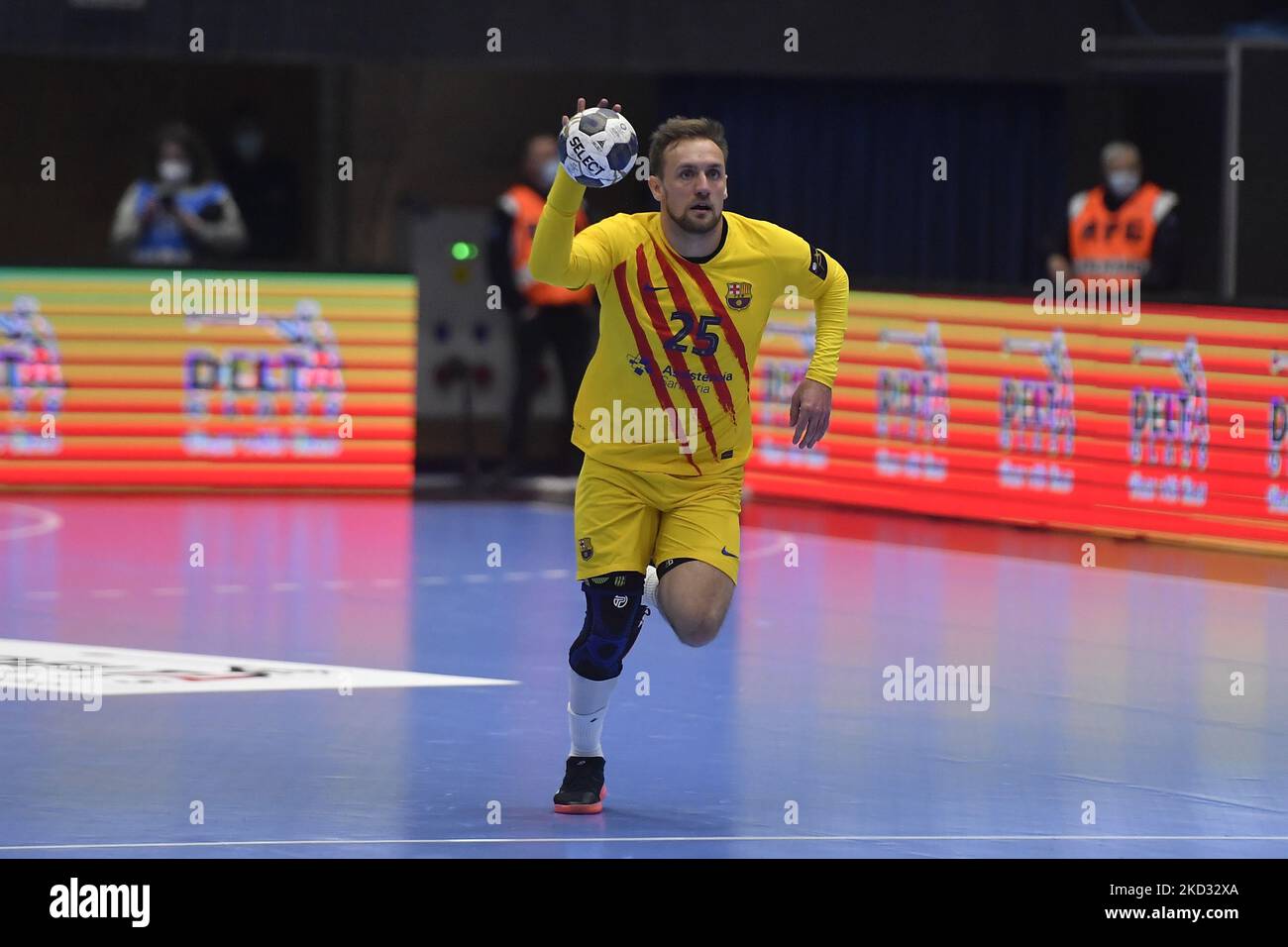 Luka Cundric in Aktion beim EHF Champions League Men-Spiel zwischen Dinamo Bukarest und Barca am Donnerstag, 17. februar 2022, in Bukarest, Rumänien. (Foto von Alex Nicodim/NurPhoto) Stockfoto